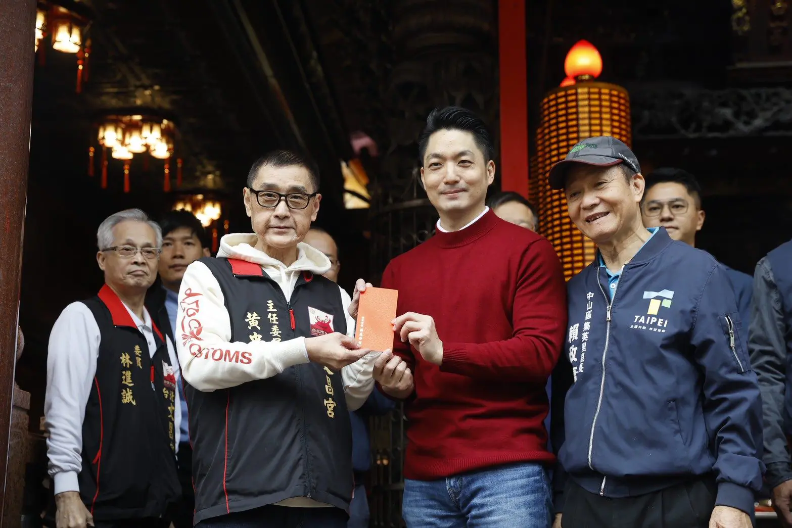 蔣萬安大年初一走春祈福 連訪11間廟宇祝「馬年行大運」 蔣萬安大年初一走春祈福 連訪11間廟宇祝「馬年行大運」