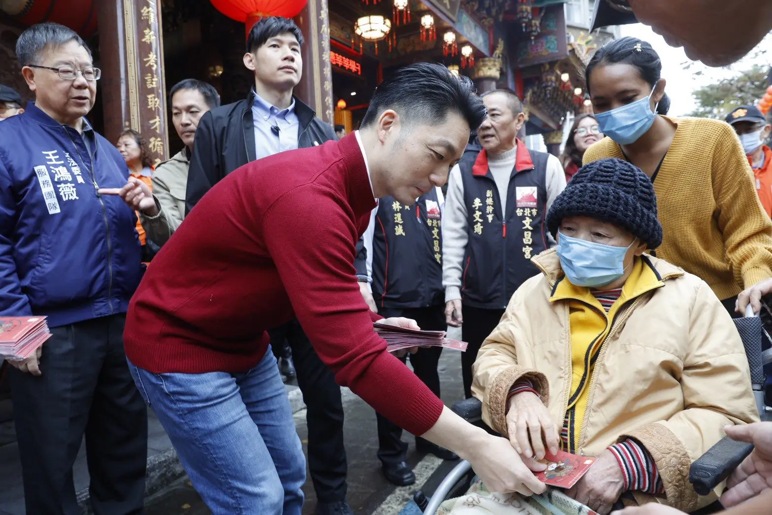 蔣萬安大年初一走春祈福 連訪11間廟宇祝「馬年行大運」 蔣萬安大年初一走春祈福 連訪11間廟宇祝「馬年行大運」