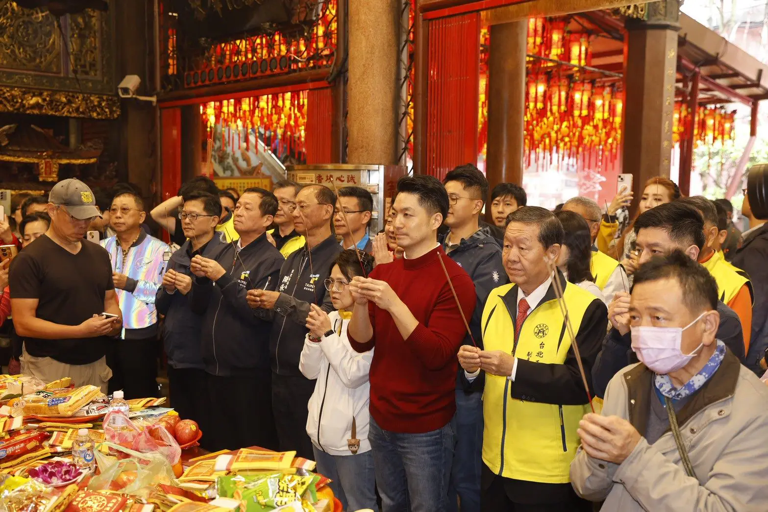 蔣萬安大年初一走春祈福 連訪11間廟宇祝「馬年行大運」 蔣萬安大年初一走春祈福 連訪11間廟宇祝「馬年行大運」