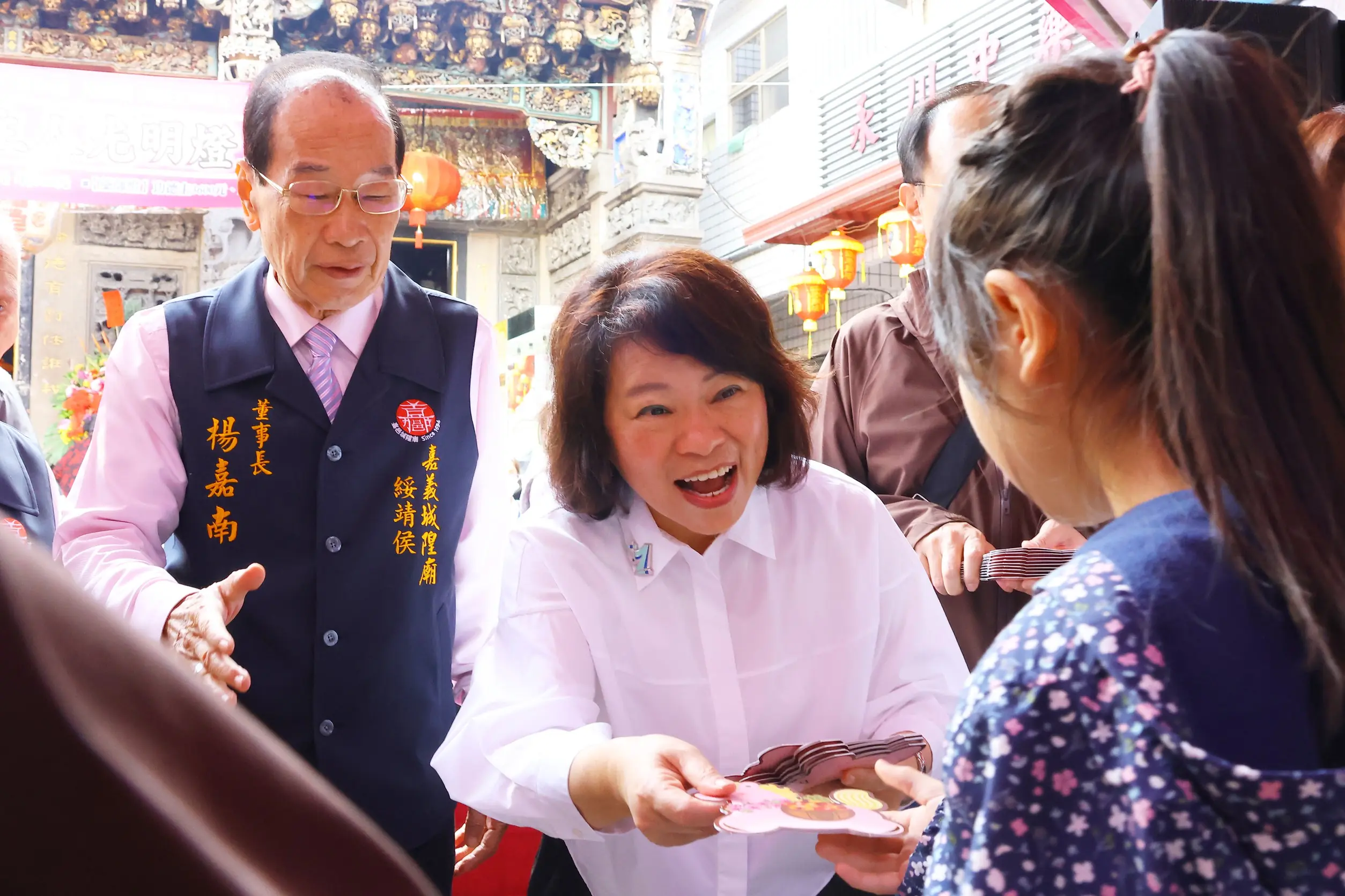 黃敏惠大年初一走春發「粉紅超馬」紅包 民眾排隊沾喜氣 黃敏惠大年初一走春發「粉紅超馬」紅包 民眾排隊沾喜氣