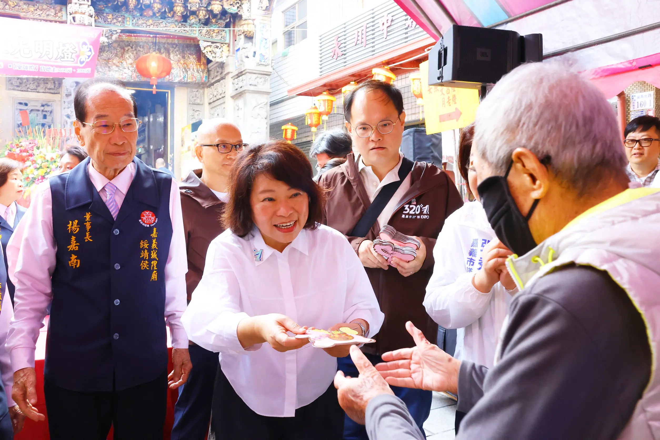 黃敏惠大年初一走春發「粉紅超馬」紅包 民眾排隊沾喜氣 黃敏惠大年初一走春發「粉紅超馬」紅包 民眾排隊沾喜氣