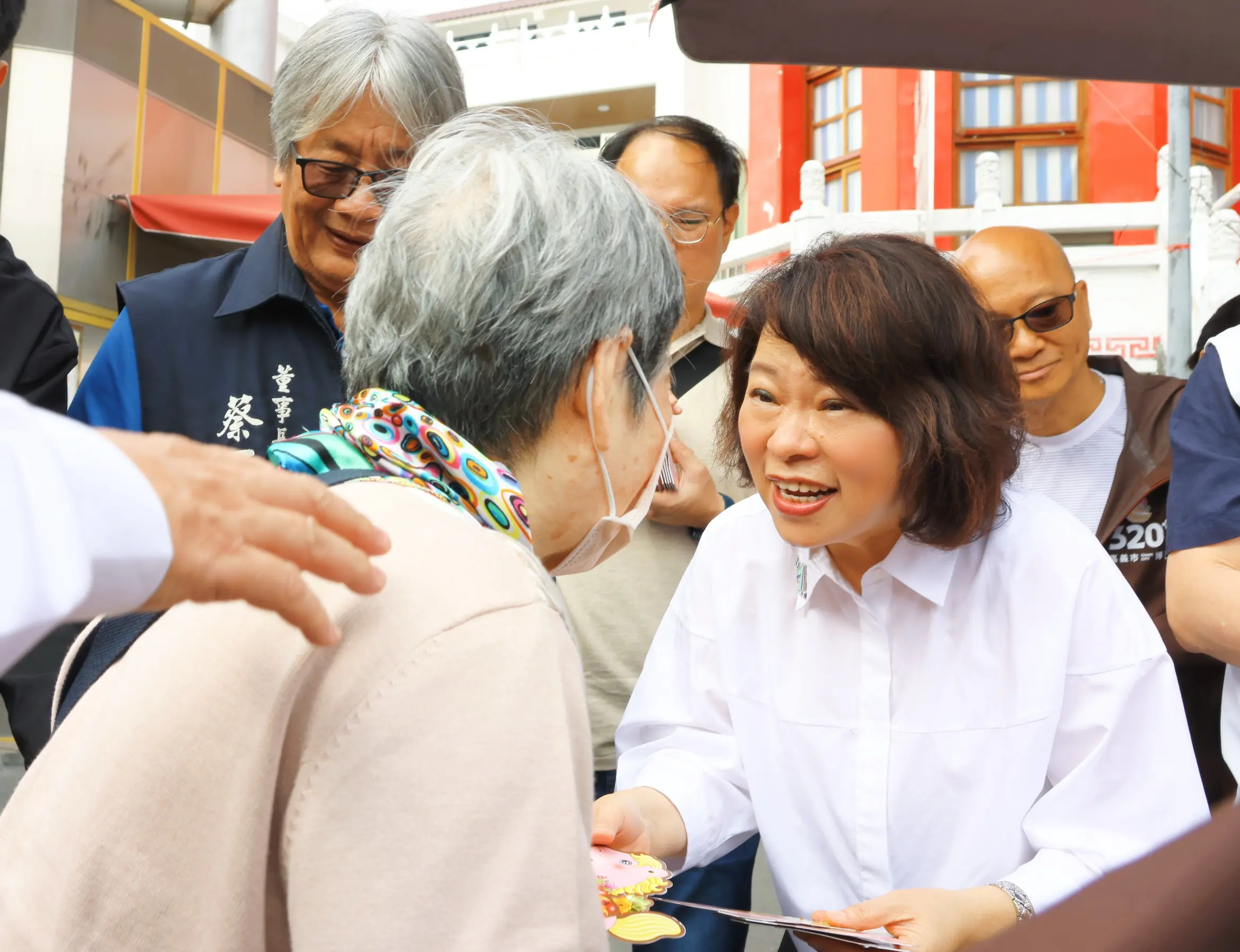黃敏惠大年初一走春發「粉紅超馬」紅包 民眾排隊沾喜氣 黃敏惠大年初一走春發「粉紅超馬」紅包 民眾排隊沾喜氣