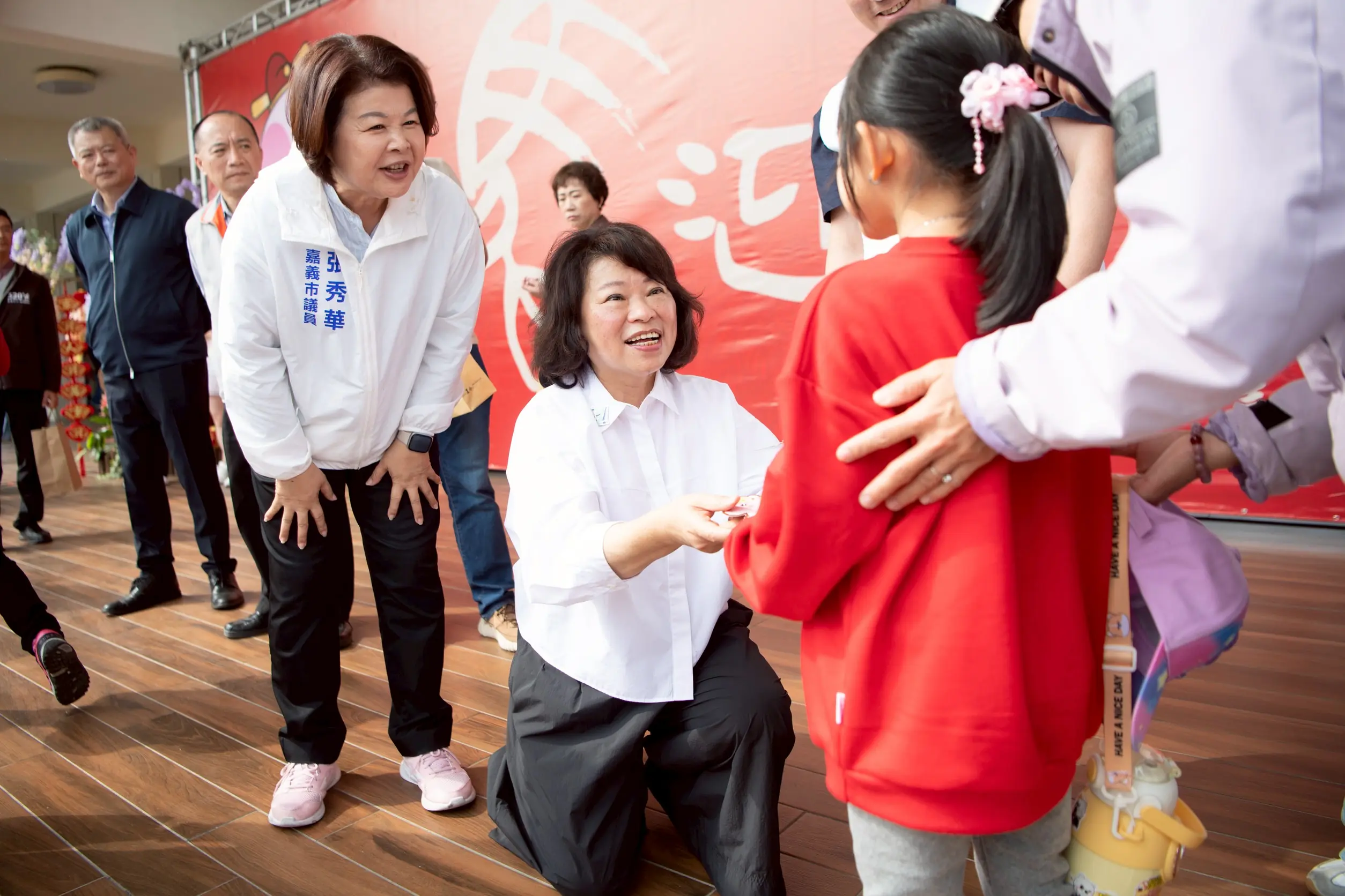 黃敏惠大年初一走春發「粉紅超馬」紅包 民眾排隊沾喜氣 黃敏惠大年初一走春發「粉紅超馬」紅包 民眾排隊沾喜氣