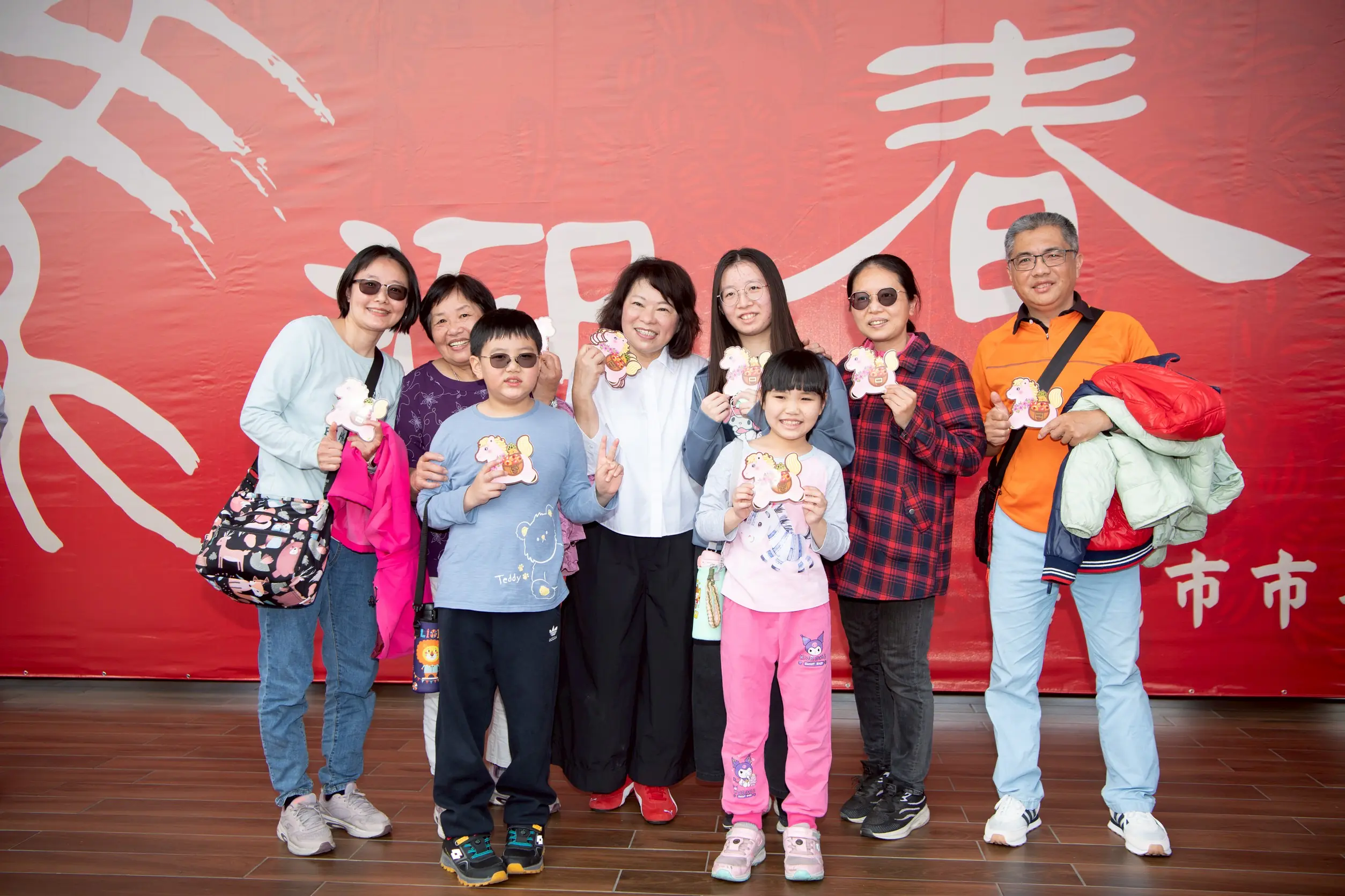 黃敏惠大年初一走春發「粉紅超馬」紅包 民眾排隊沾喜氣 黃敏惠大年初一走春發「粉紅超馬」紅包 民眾排隊沾喜氣