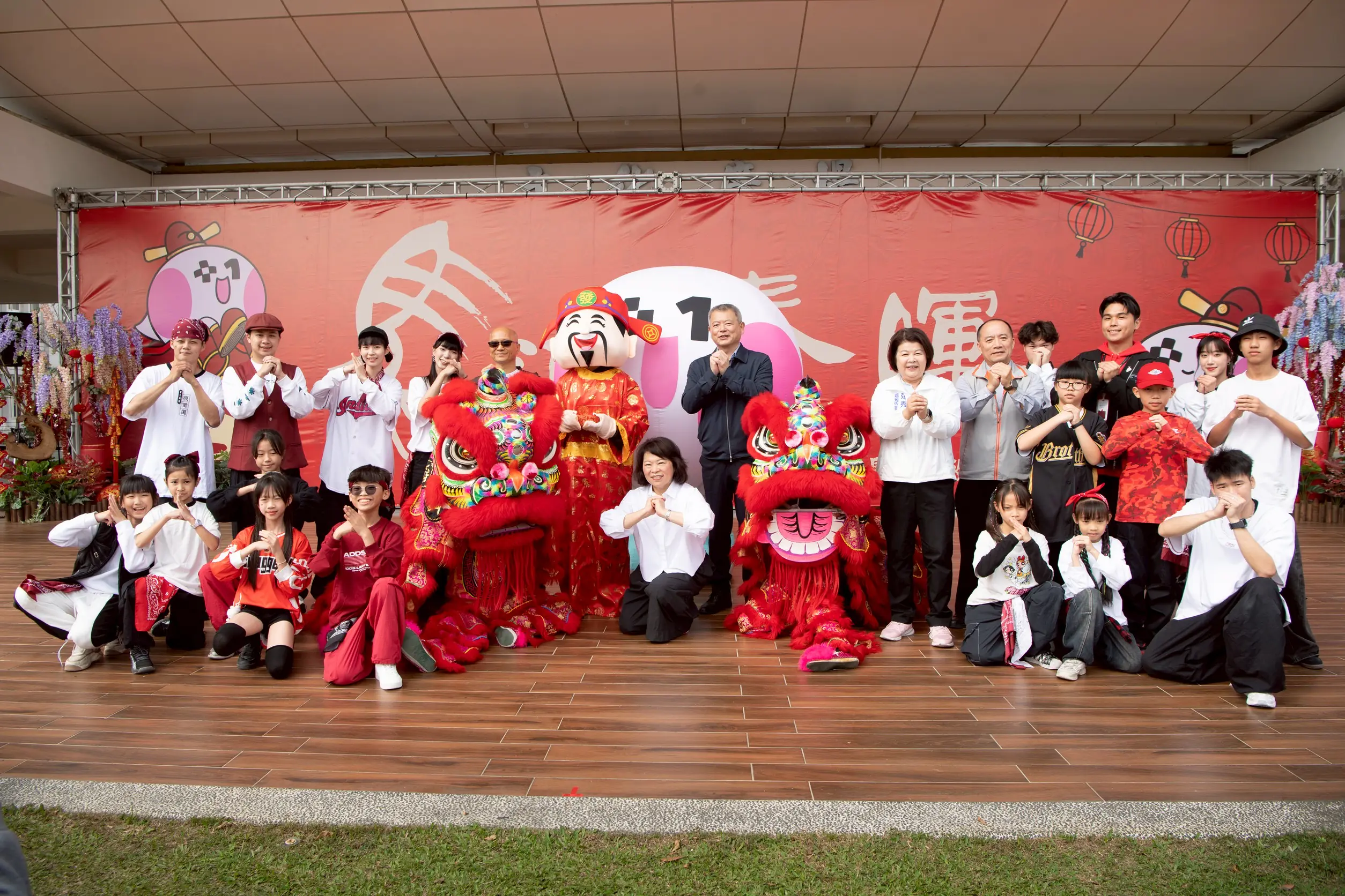 黃敏惠大年初一走春發「粉紅超馬」紅包 民眾排隊沾喜氣 黃敏惠大年初一走春發「粉紅超馬」紅包 民眾排隊沾喜氣