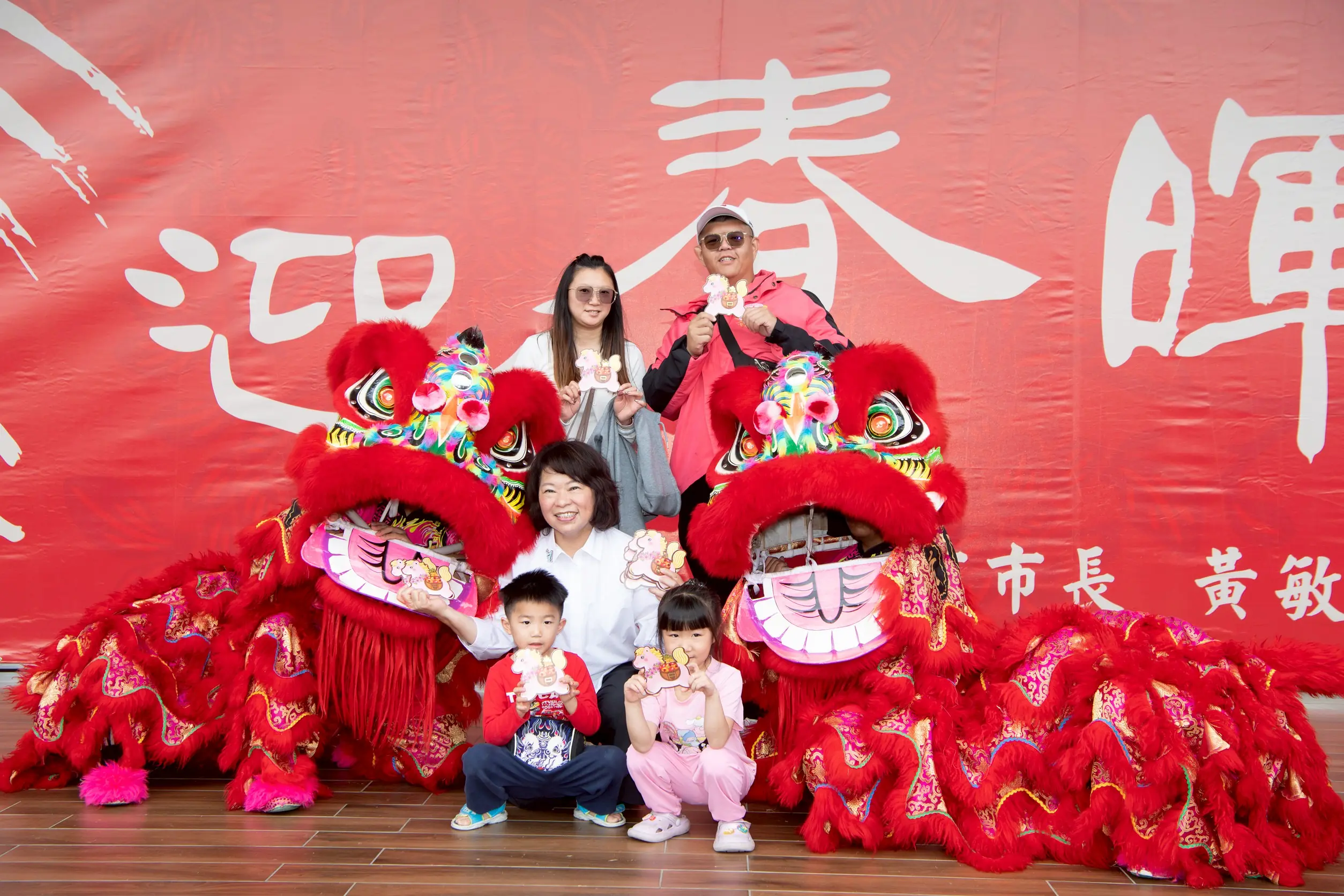 黃敏惠大年初一走春發「粉紅超馬」紅包 民眾排隊沾喜氣 黃敏惠大年初一走春發「粉紅超馬」紅包 民眾排隊沾喜氣