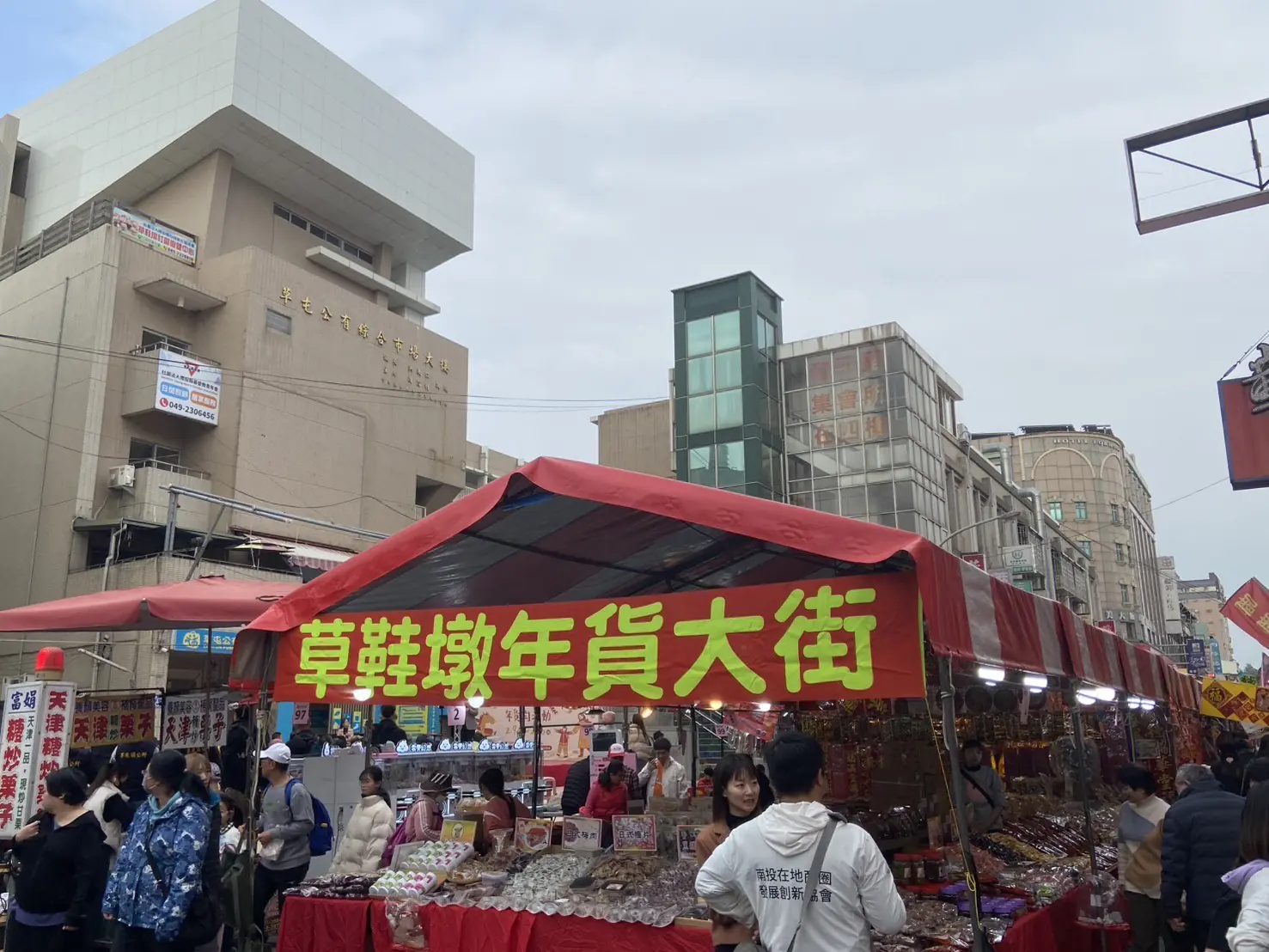 駿馬迎新春 草屯鎮115年農曆春節年貨街 熱鬧登場 駿馬迎新春 草屯鎮115年農曆春節年貨街 熱鬧登場