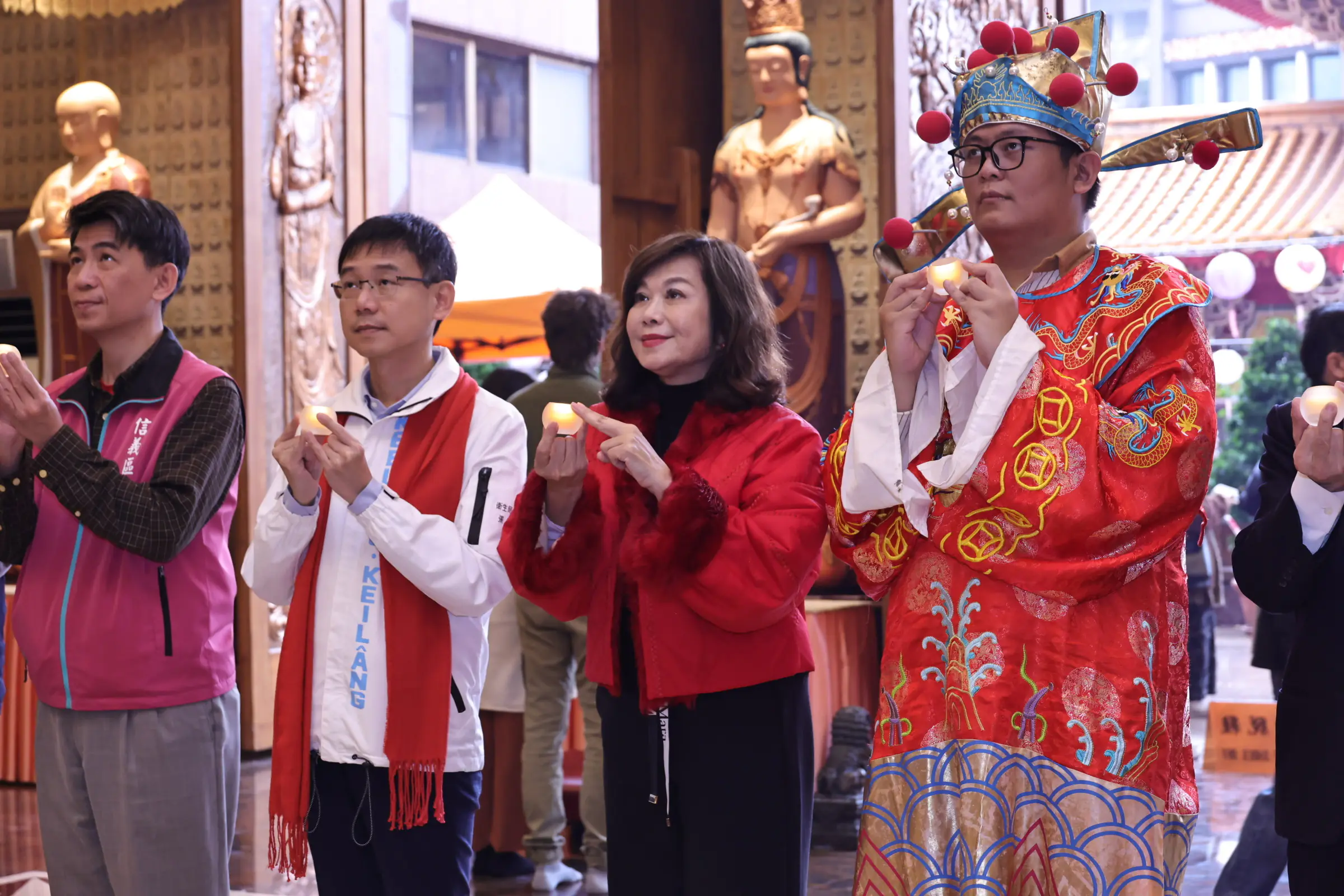 基市府團隊新春祈福 紅包送暖凝聚城市向心力 基市府團隊新春祈福 紅包送暖凝聚城市向心力