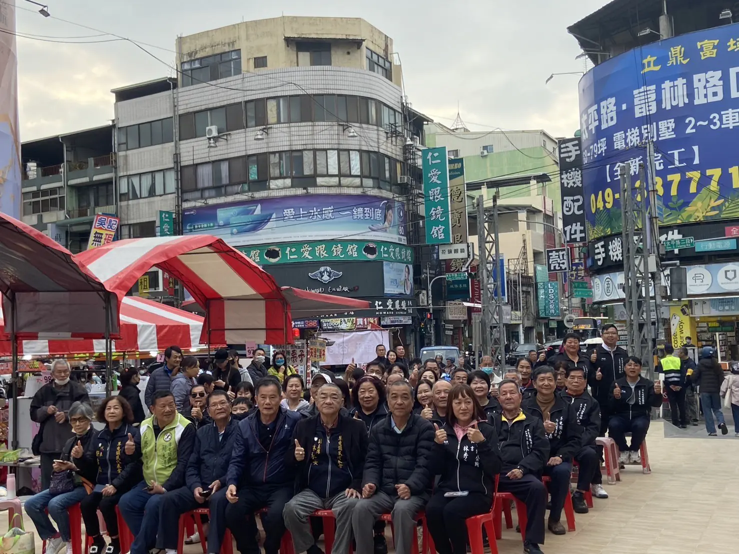 駿馬迎新春 草屯鎮115年農曆春節年貨街 熱鬧登場 駿馬迎新春 草屯鎮115年農曆春節年貨街 熱鬧登場