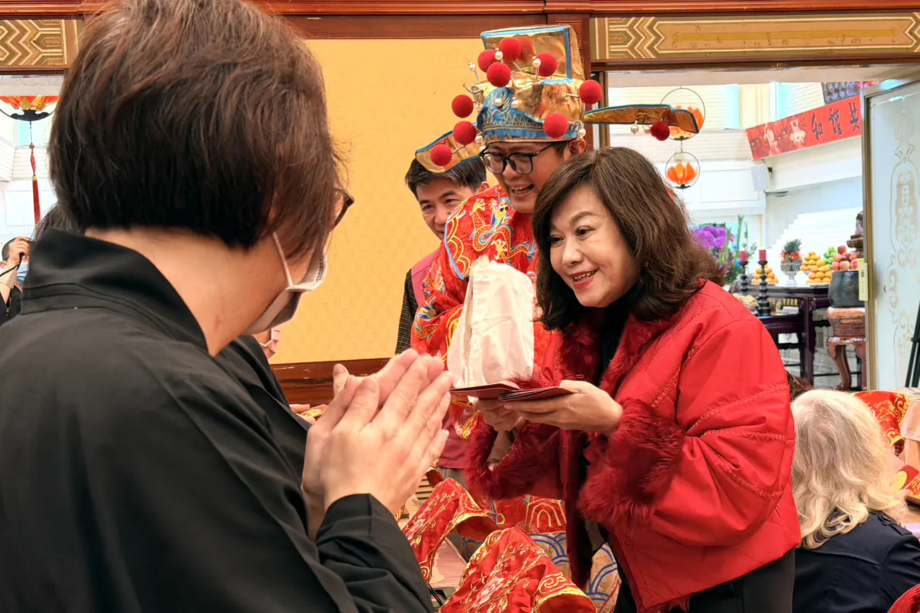 基市府團隊新春祈福 紅包送暖凝聚城市向心力 基市府團隊新春祈福 紅包送暖凝聚城市向心力