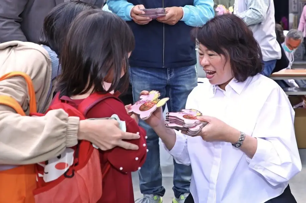 大年初二嘉義市走春人潮爆棚 黃敏惠發「粉紅超馬」小紅包沾喜氣 大年初二嘉義市走春人潮爆棚 黃敏惠發「粉紅超馬」小紅包沾喜氣