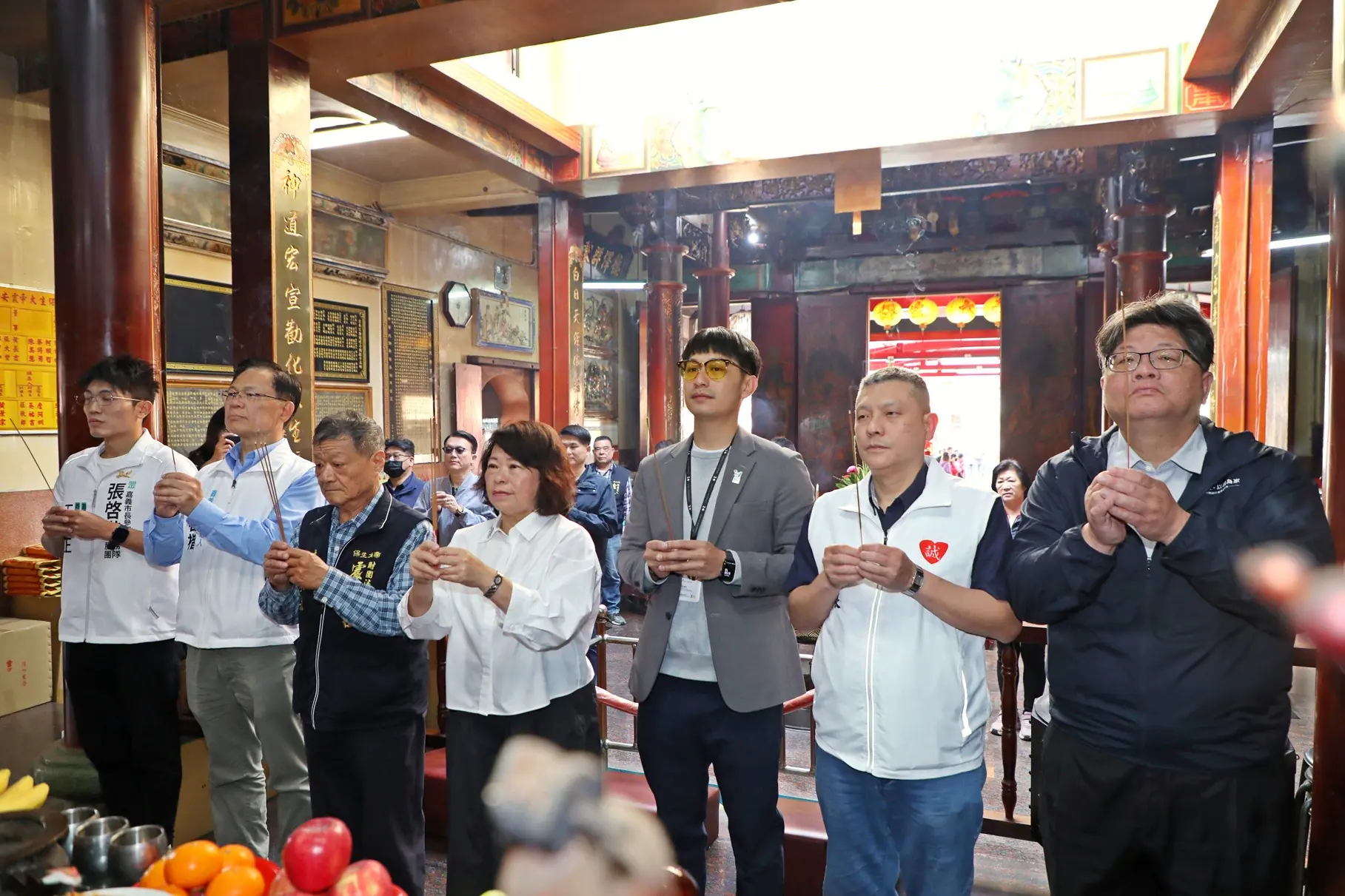 大年初二嘉義市走春人潮爆棚 黃敏惠發「粉紅超馬」小紅包沾喜氣 大年初二嘉義市走春人潮爆棚 黃敏惠發「粉紅超馬」小紅包沾喜氣