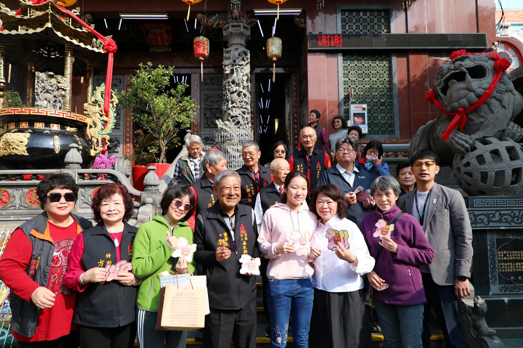 大年初二嘉義市走春人潮爆棚 黃敏惠發「粉紅超馬」小紅包沾喜氣 大年初二嘉義市走春人潮爆棚 黃敏惠發「粉紅超馬」小紅包沾喜氣