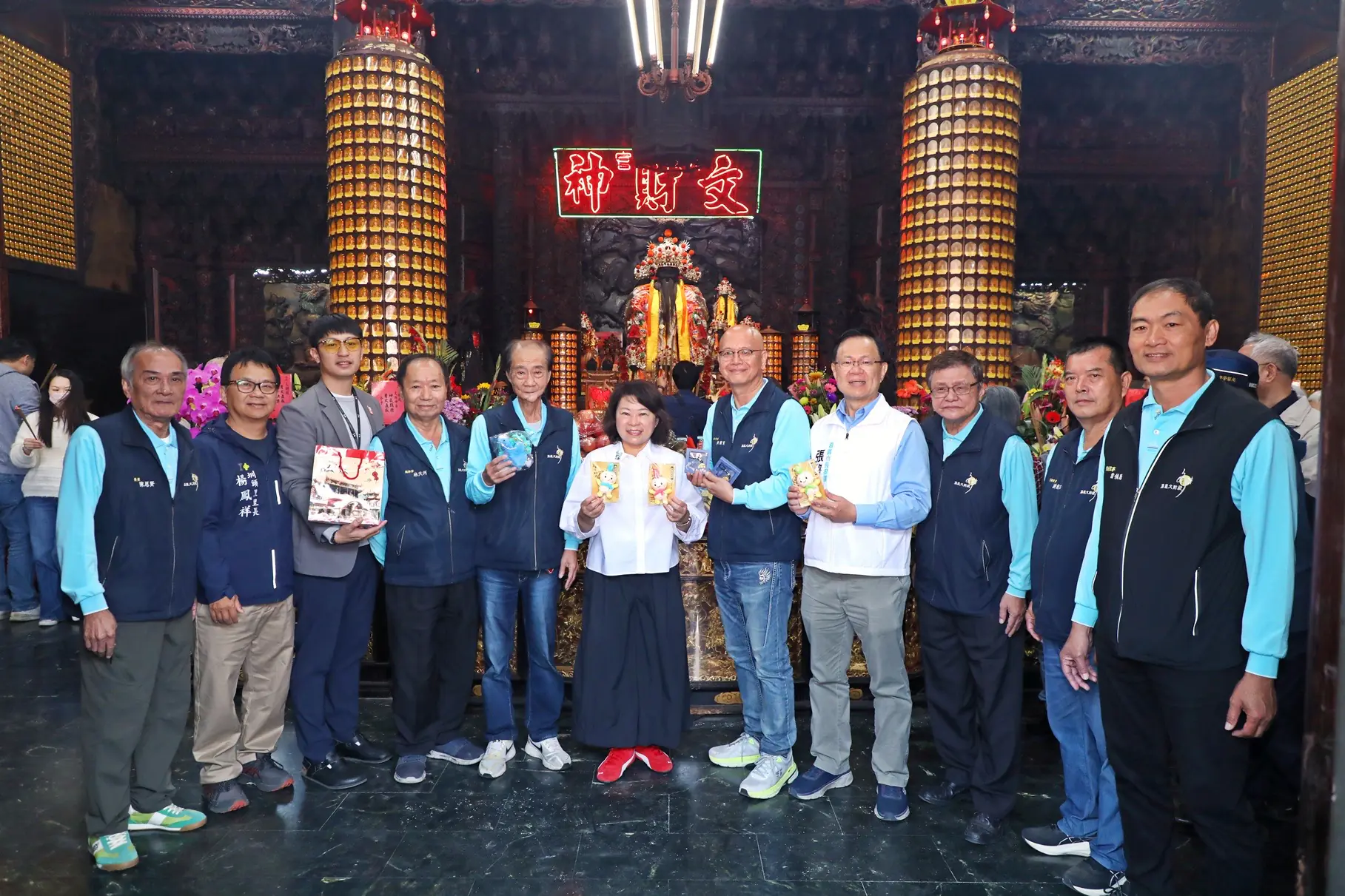 大年初二嘉義市走春人潮爆棚 黃敏惠發「粉紅超馬」小紅包沾喜氣 大年初二嘉義市走春人潮爆棚 黃敏惠發「粉紅超馬」小紅包沾喜氣