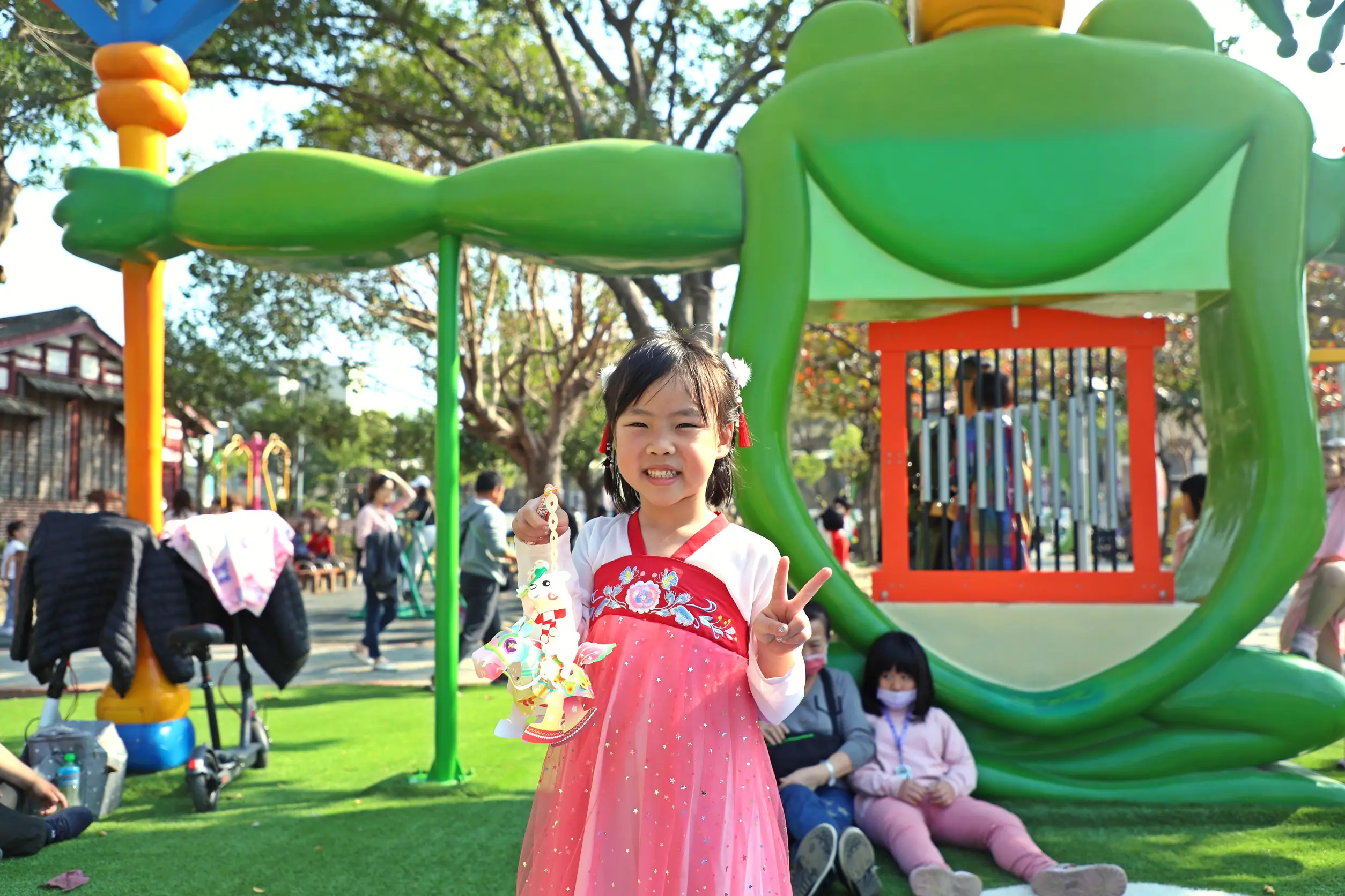 大師操刀！嘉義市馬年小提燈「馬上熊賀」亮相　2/24起文化公園限量發放