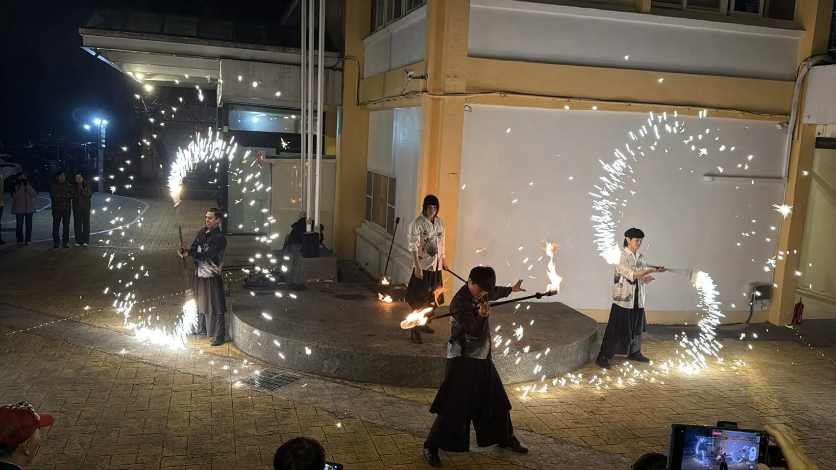 烈焰星空 清境奔羊節火舞震撼收尾 舞者驚喜為壽星燒掉壓力 烈焰星空 清境奔羊節火舞震撼收尾 舞者驚喜為壽星燒掉壓力