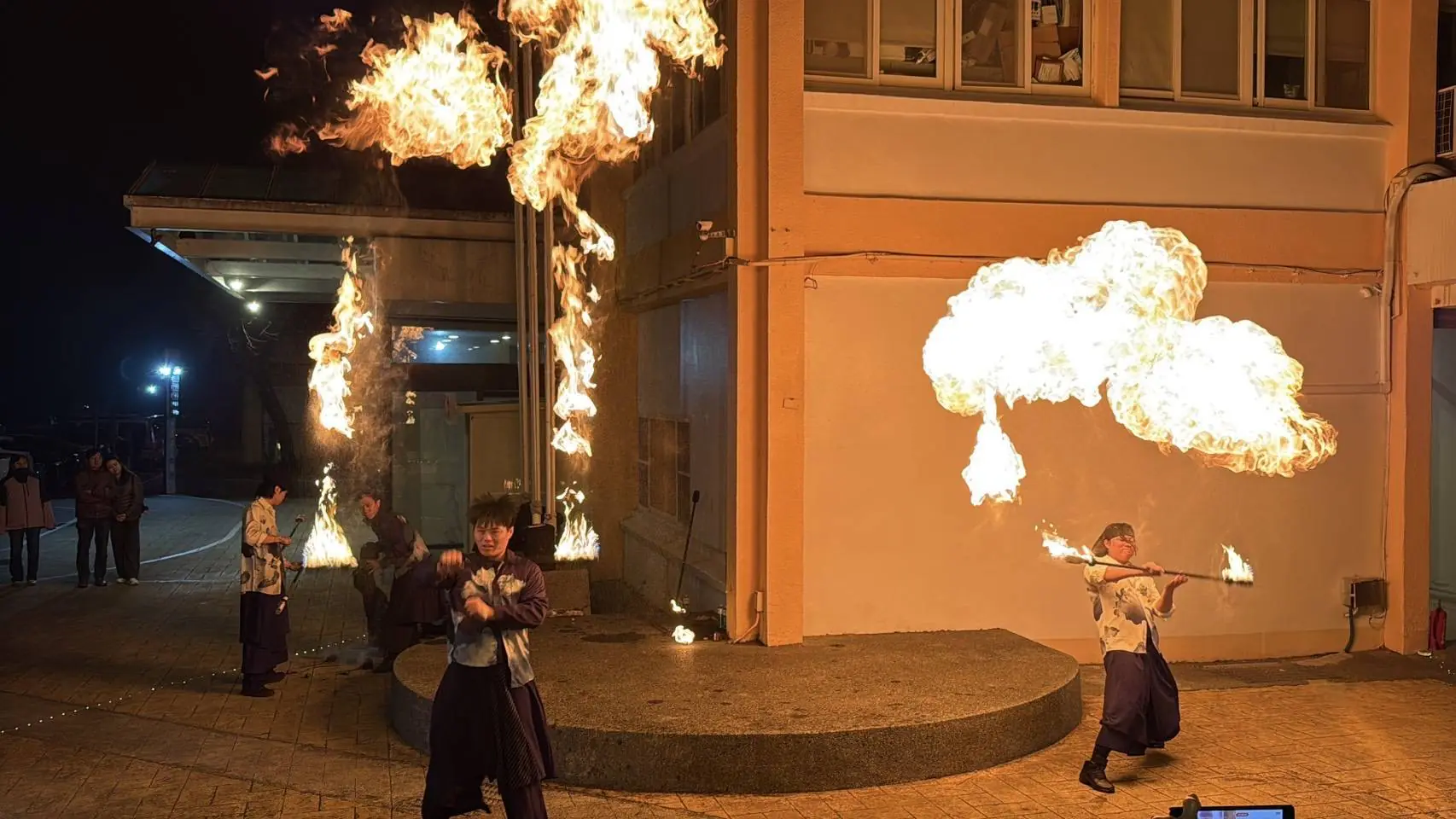 烈焰星空 清境奔羊節火舞震撼收尾 舞者驚喜為壽星燒掉壓力 烈焰星空 清境奔羊節火舞震撼收尾 舞者驚喜為壽星燒掉壓力