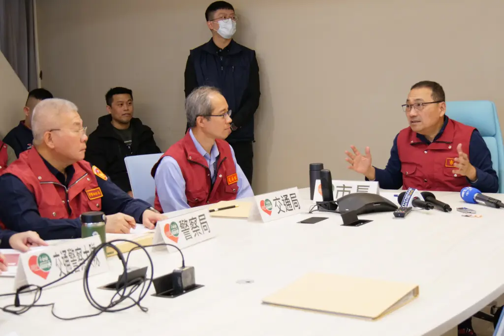 春節連假首日 賣場與國道湧車潮 侯友宜籲善用大眾運輸迎新年 春節連假首日 賣場與國道湧車潮 侯友宜籲善用大眾運輸迎新年