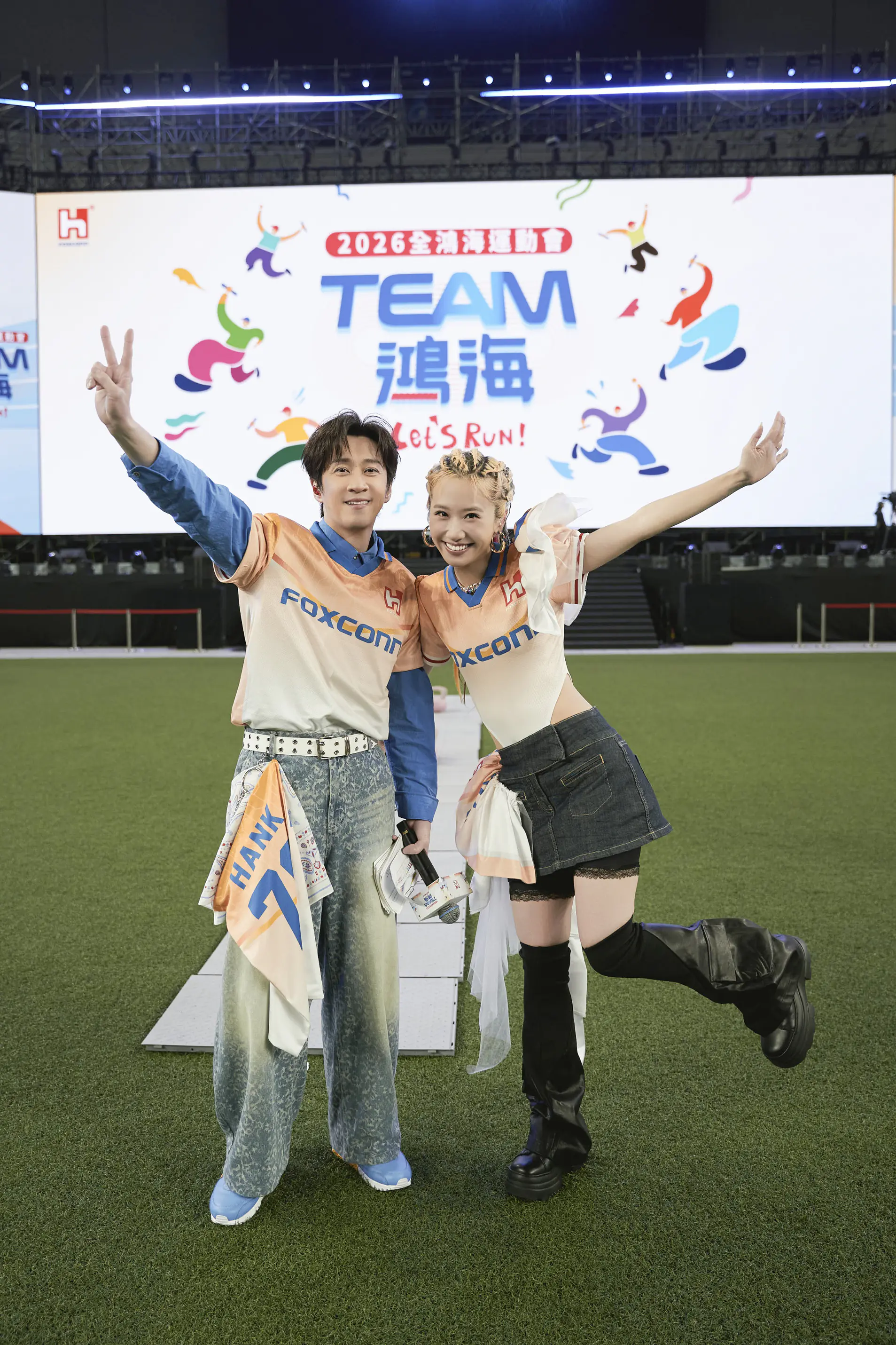 謝金燕相隔十年二度登鴻海尾牙壓軸 送上「馬年奔騰」限定大禮 謝金燕相隔十年二度登鴻海尾牙壓軸 送上「馬年奔騰」限定大禮