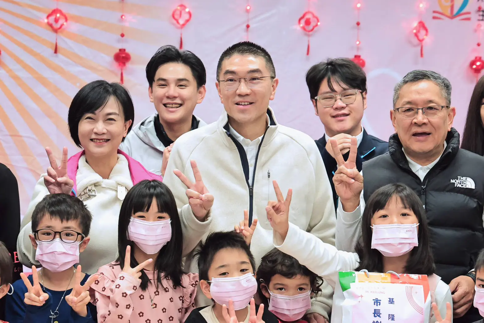 謝國樑春節探視兒少安置機構 新春不打烊守護孩子成長路 謝國樑春節探視兒少安置機構 新春不打烊守護孩子成長路