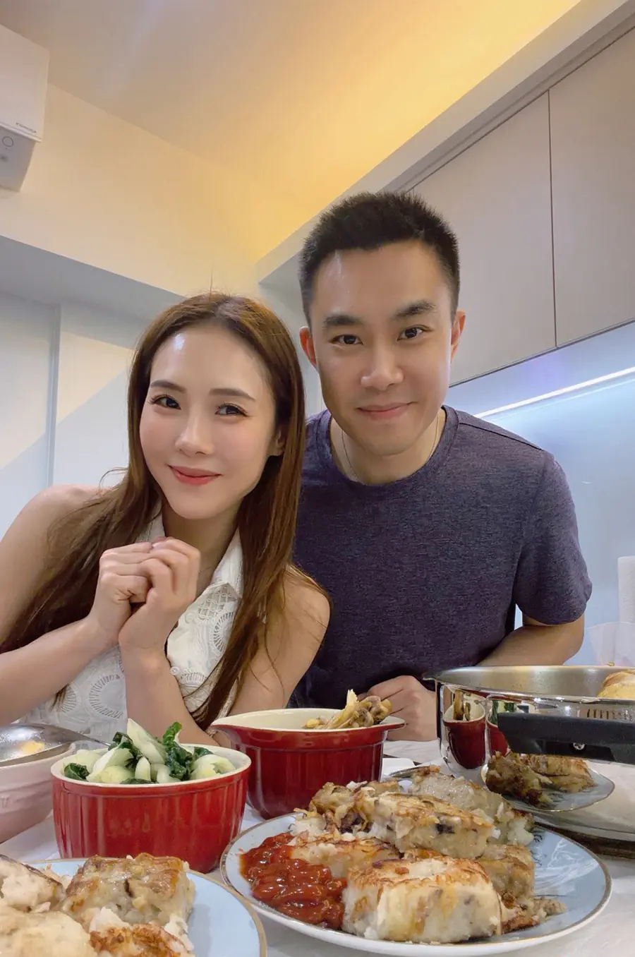 吳申梅春節前夕飛回香港與夫婿團聚 吃港式盆菜年味滿滿 吳申梅春節前夕飛回香港與夫婿團聚 吃港式盆菜年味滿滿