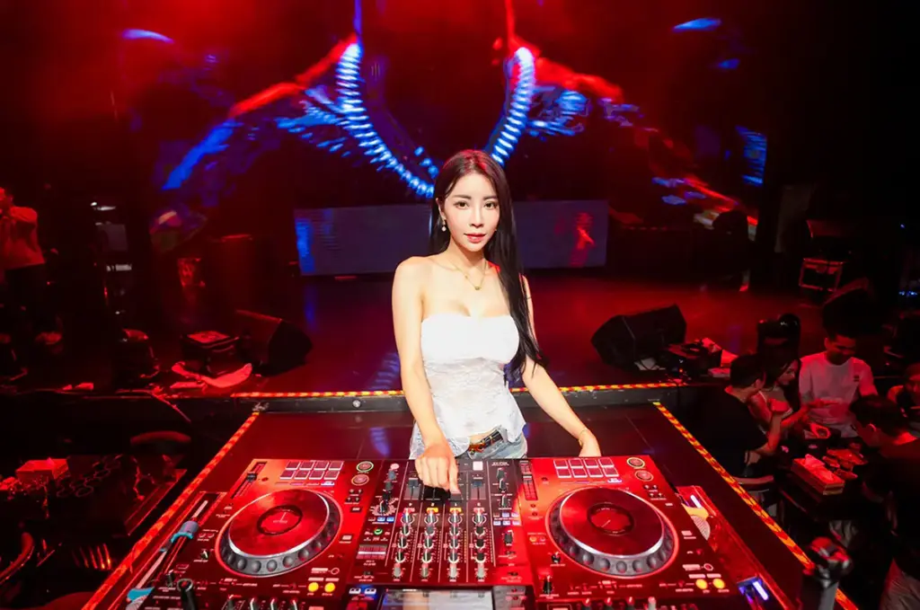 性感御姐 Liya 不只台上放歌 DJ 已升級娛樂產業幕後操盤手 性感御姐 Liya 不只台上放歌 DJ 已升級娛樂產業幕後操盤手