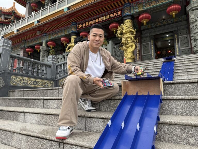 草爺挑戰極限「台灣第一次」神行盃500米四驅車軌道鋪進護國宮廟埕