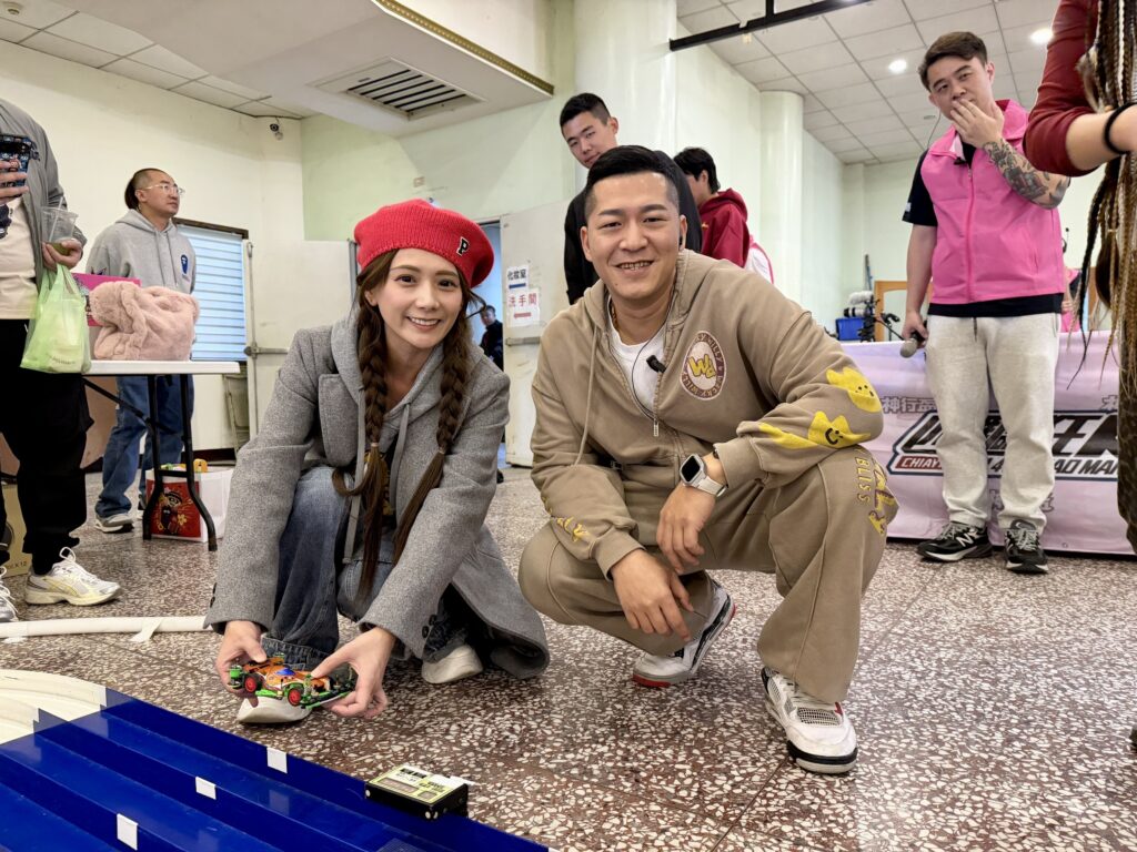 草爺、柯大堡發起第一屆「神行盃國際四驅車大賽」首創「四驅車+ 鑽轎底」讓新年好運加速 37 S 238272539