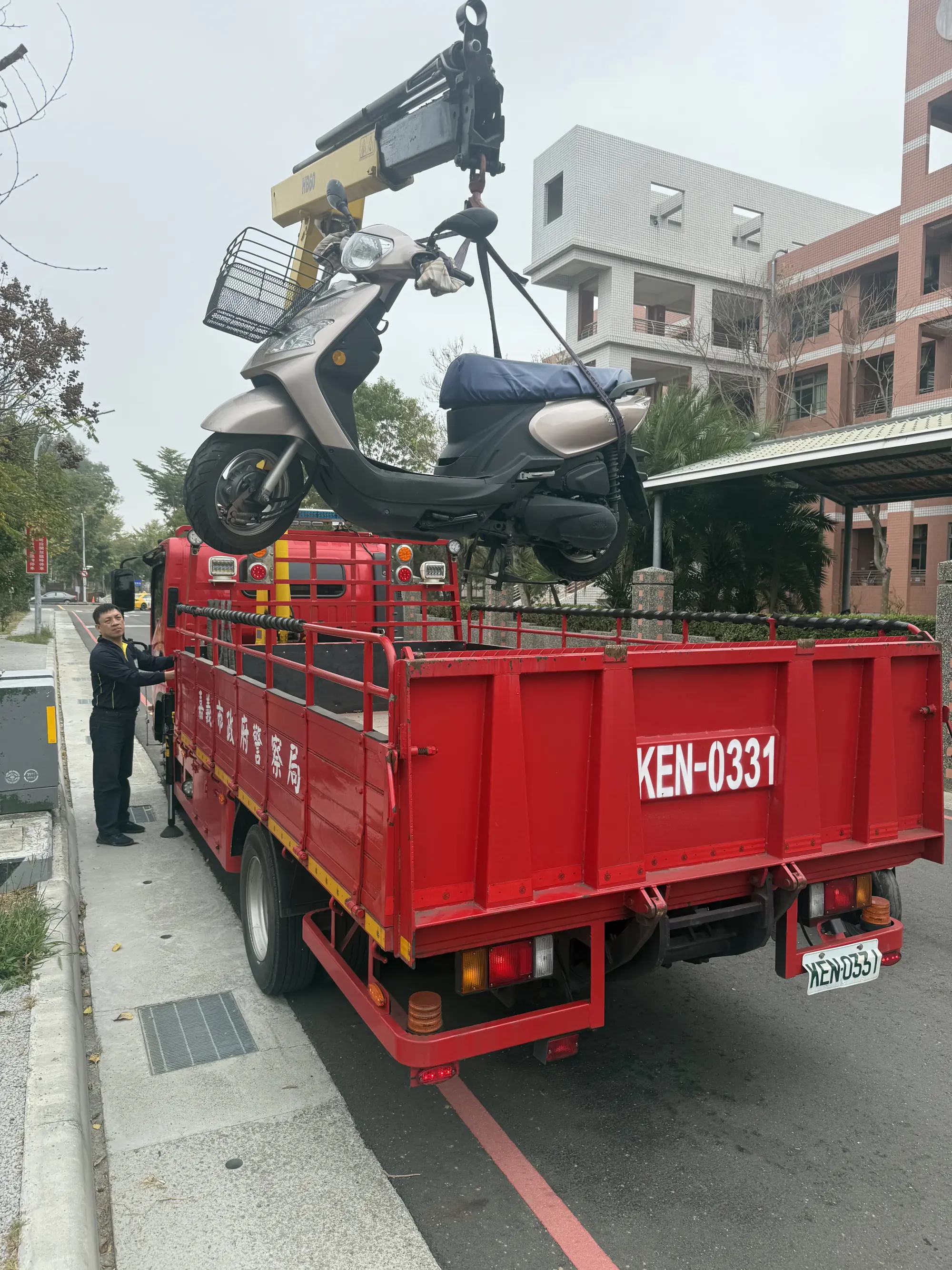 無照駕駛重罰新制今上路!嘉市警首日移置保管13輛車 無照駕駛重罰新制今上路!嘉市警首日移置保管13輛車