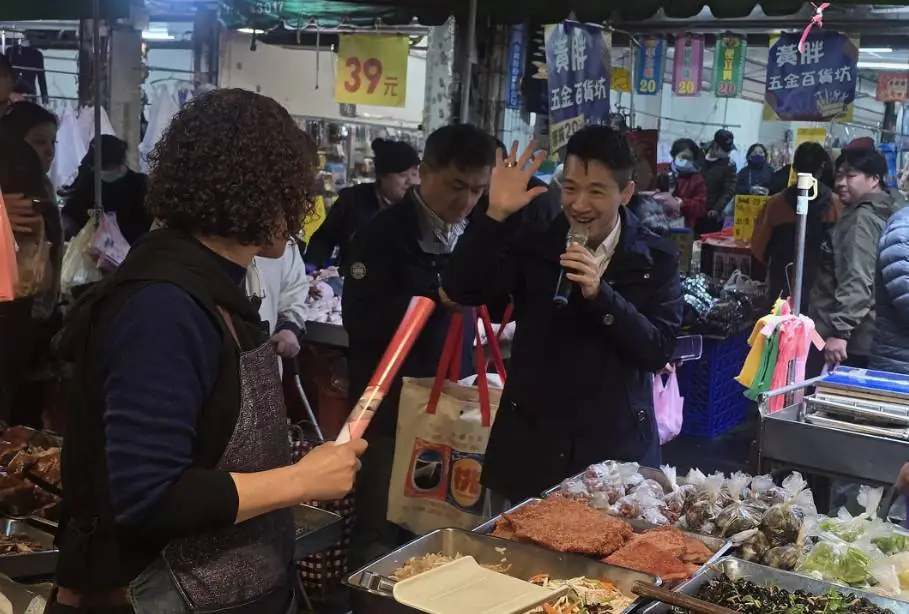 接地氣獲肯定 何志偉盼以跑馬拉松精神努力讓桃園更進步 接地氣獲肯定 何志偉盼以跑馬拉松精神努力讓桃園更進步