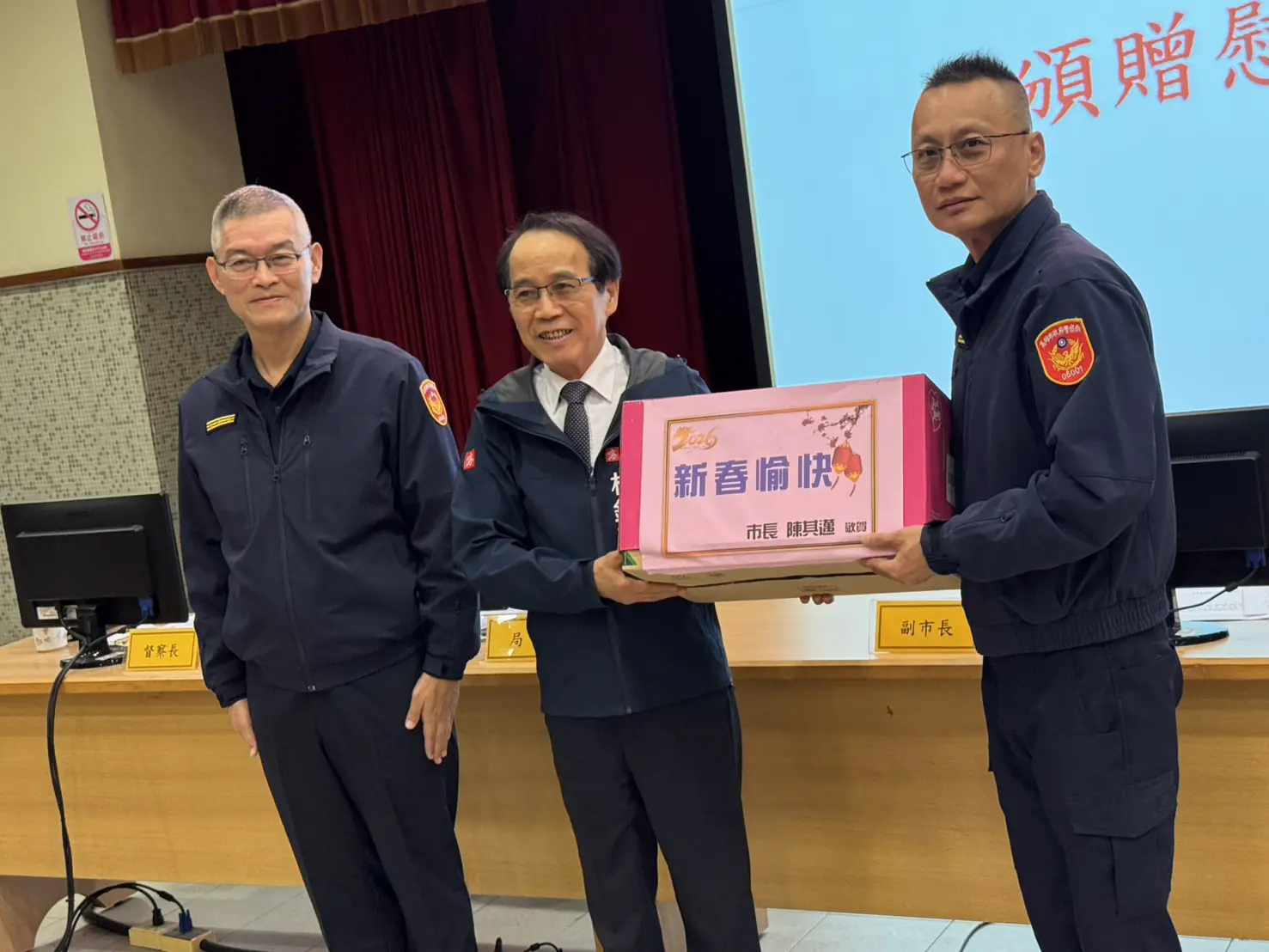 115年加強重要節日安全維護工作首夜 高市動員520名警力擴檢及路檢 高市警局今晚動員520名警力執行擴檢及路檢,副市長林欽榮親臨加油打氣。