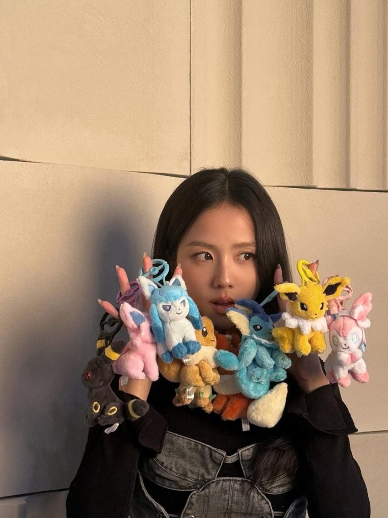 歲月裡的溫柔進化:JISOO 與寶可夢的三十載相遇 歲月裡的溫柔進化:JISOO 與寶可夢的三十載相遇