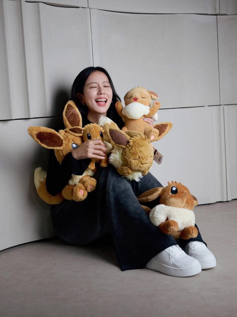 歲月裡的溫柔進化:JISOO 與寶可夢的三十載相遇 歲月裡的溫柔進化:JISOO 與寶可夢的三十載相遇