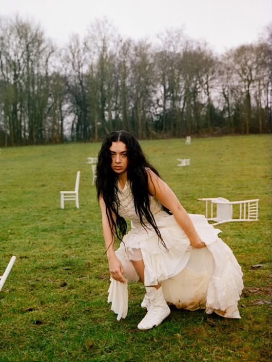 優雅與殘酷的交響:Charli xcx 為新版《咆哮山莊》打造黑暗浪漫原聲帶 優雅與殘酷的交響:Charli xcx 為新版《咆哮山莊》打造黑暗浪漫原聲帶