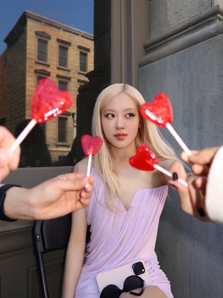 從澳洲野玫瑰到全球樂壇天后:ROSÉ 的璀璨音樂路 從澳洲野玫瑰到全球樂壇天后:ROSÉ 的璀璨音樂路