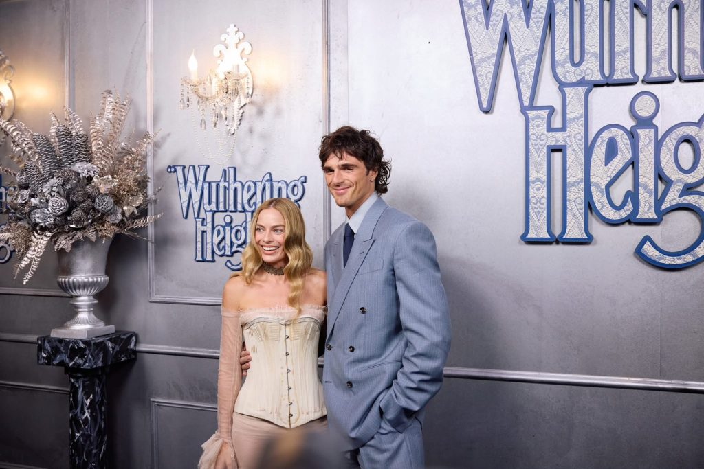 《咆哮山莊》2026:當艾美爾拉德·芬內爾將荒野化為一場粉紅與血色的感官盛宴 《咆哮山莊》2026:當艾美爾拉德·芬內爾將荒野化為一場粉紅與血色的感官盛宴