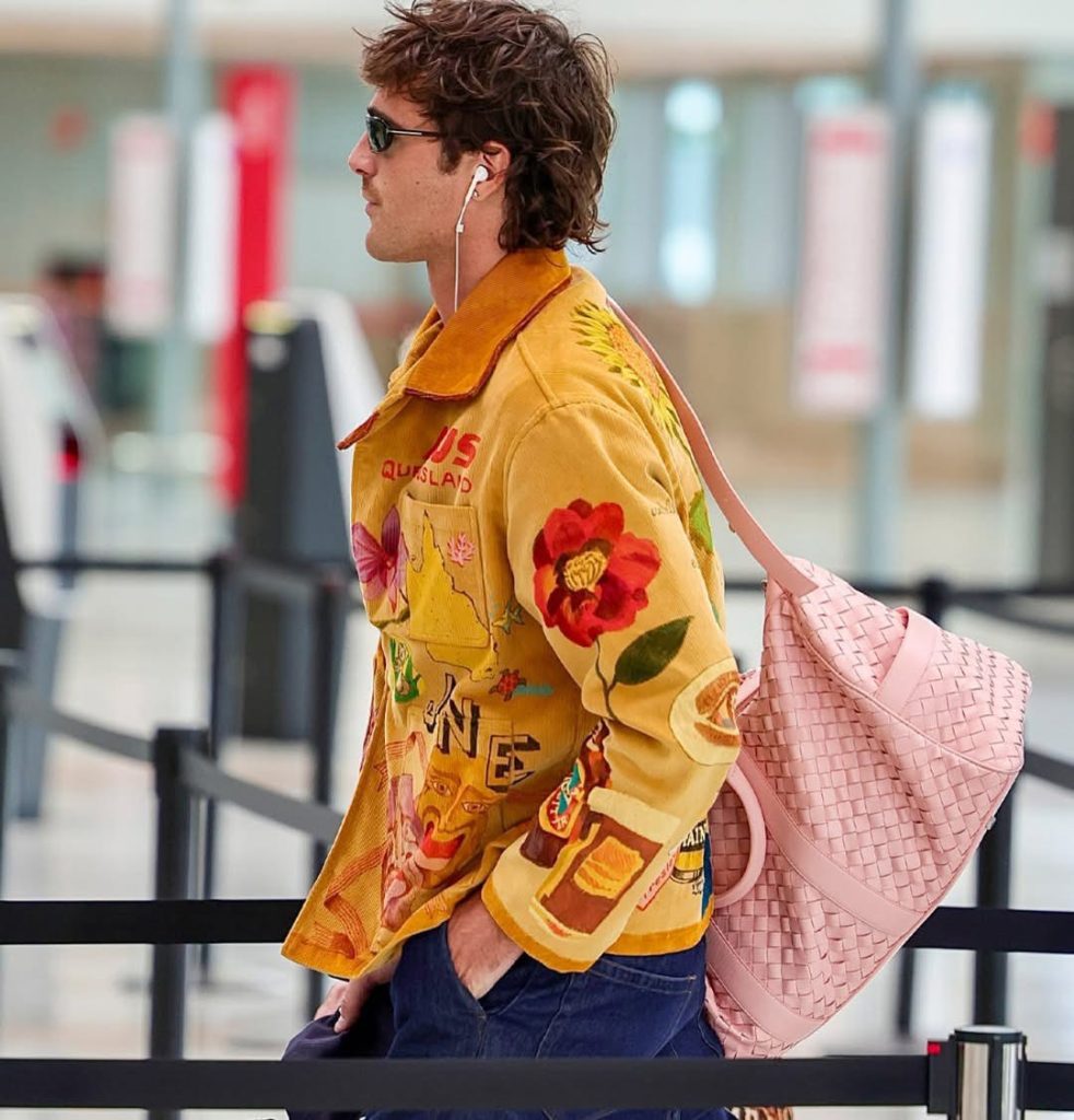 粉紅風暴襲來!Jacob Elordi 機場造型:BODE 與 BV 完美演繹「優雅野性」 粉紅風暴襲來!Jacob Elordi 機場造型:BODE 與 BV 完美演繹「優雅野性」