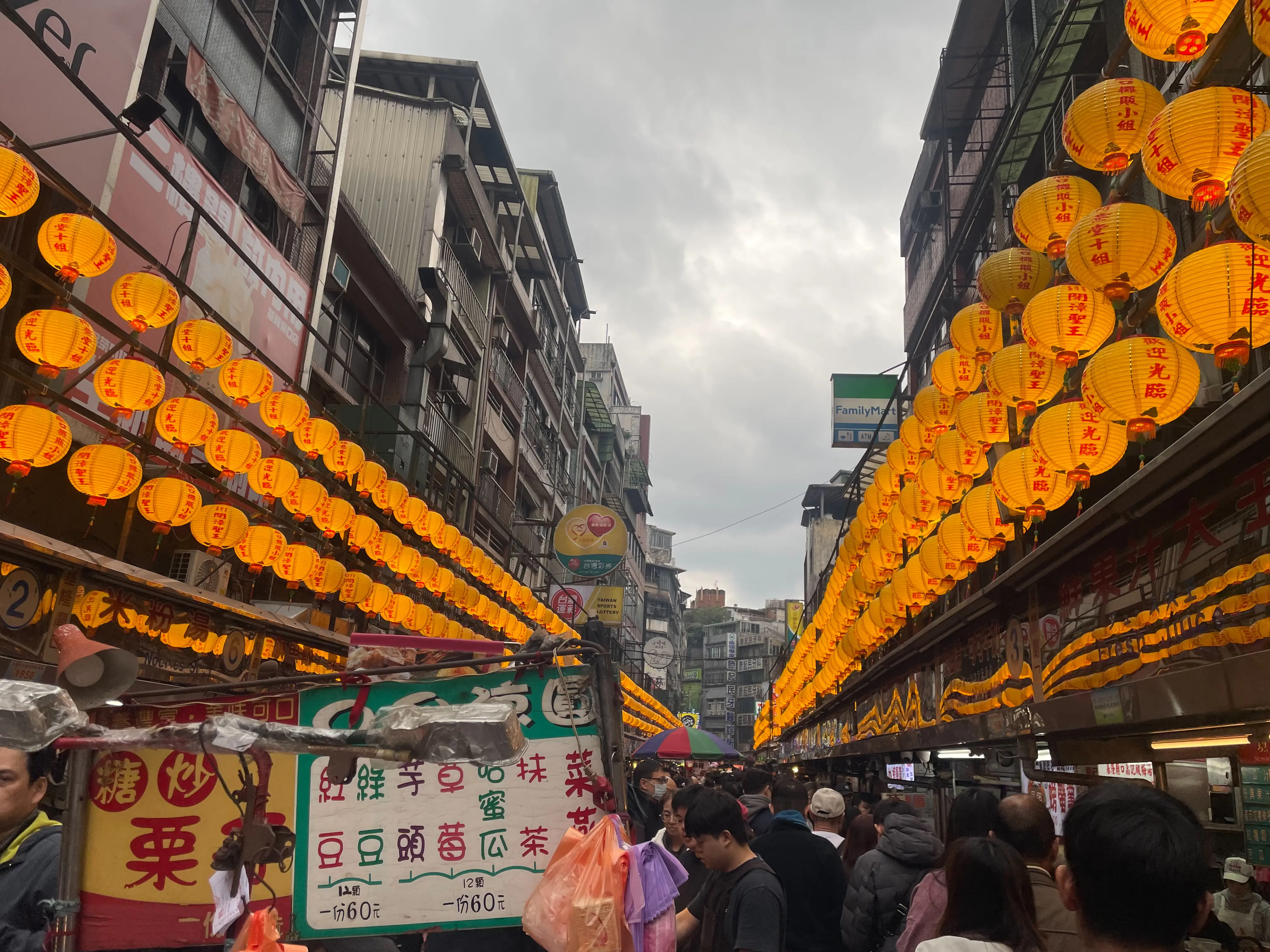 基隆愛四路夜市嚐美食 春節不打烊熱鬧迎新年 基隆愛四路夜市嚐美食 春節不打烊熱鬧迎新年