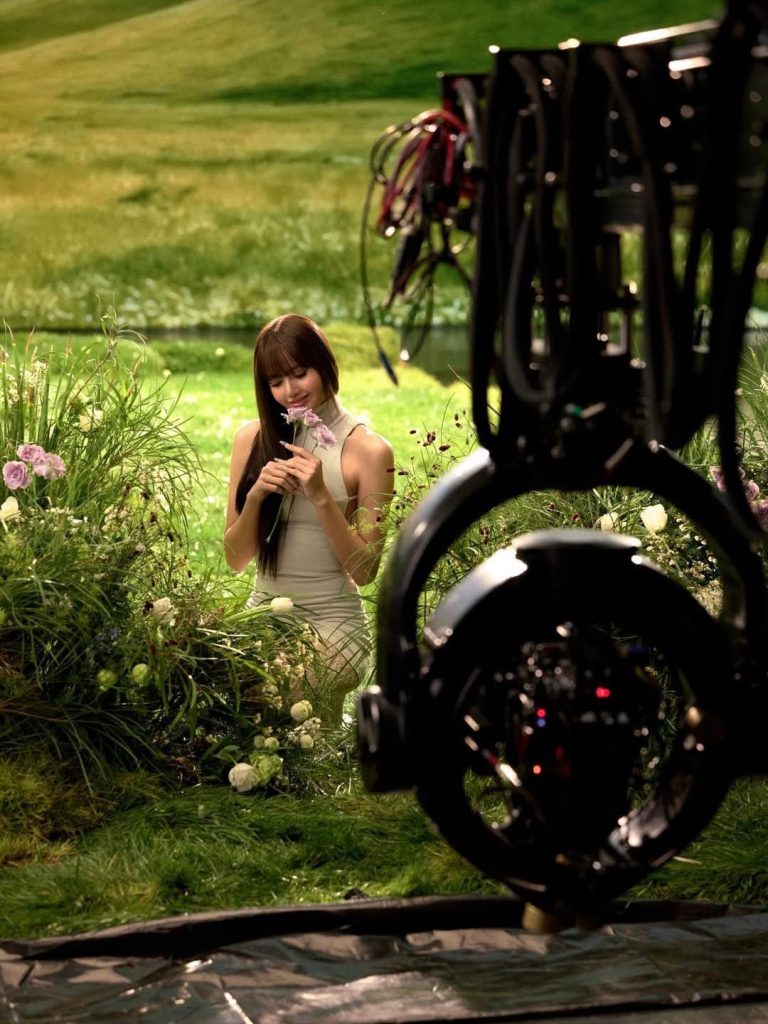 KITH Women 26春季驚艷登場:LISA 聯手 Ronnie Fieg 打造多面衣櫥 KITH Women 26春季驚艷登場:LISA 聯手 Ronnie Fieg 打造多面衣櫥