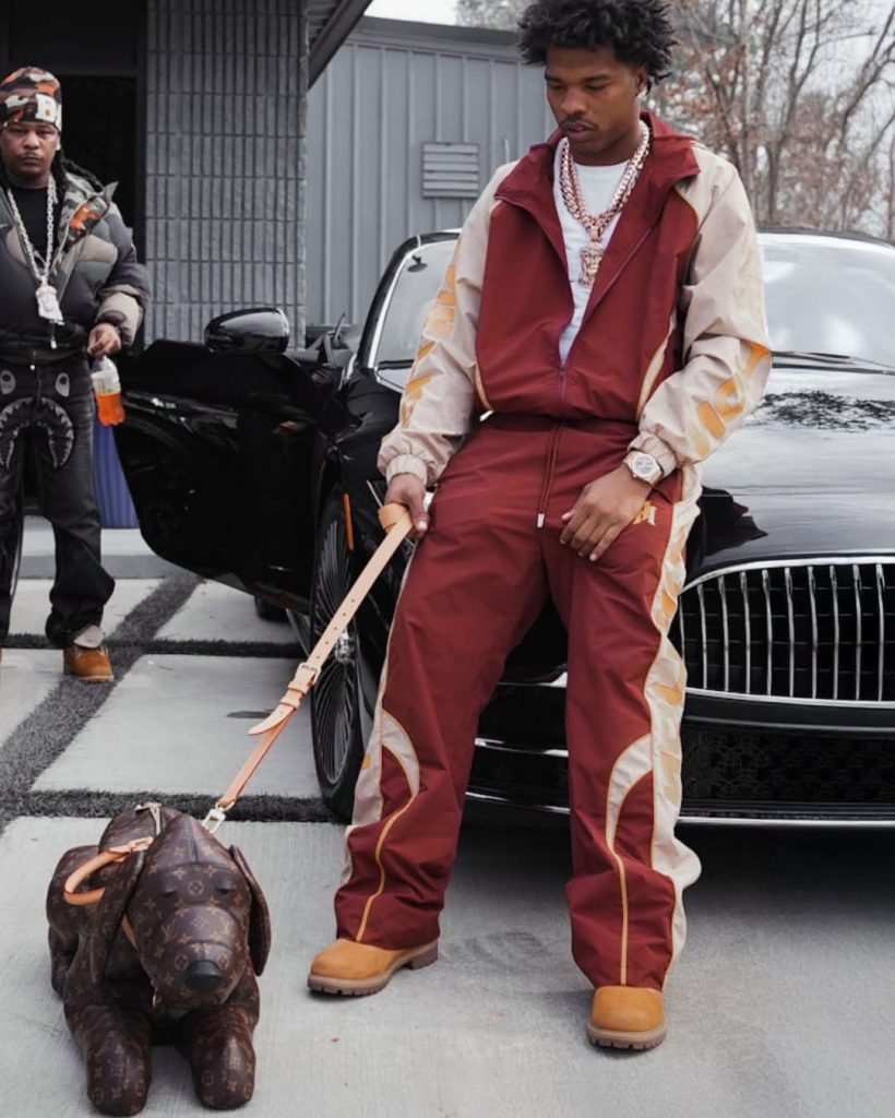 奢華萌寵新定義:Lil Baby 展示 LV 2026 春夏兩萬美金犬型手袋 奢華萌寵新定義:Lil Baby 展示 LV 2026 春夏兩萬美金犬型手袋