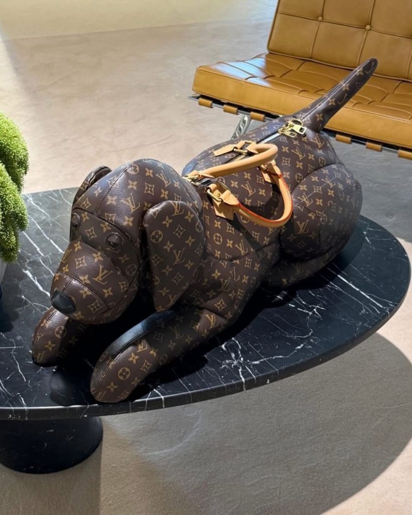 奢華萌寵新定義:Lil Baby 展示 LV 2026 春夏兩萬美金犬型手袋 奢華萌寵新定義:Lil Baby 展示 LV 2026 春夏兩萬美金犬型手袋