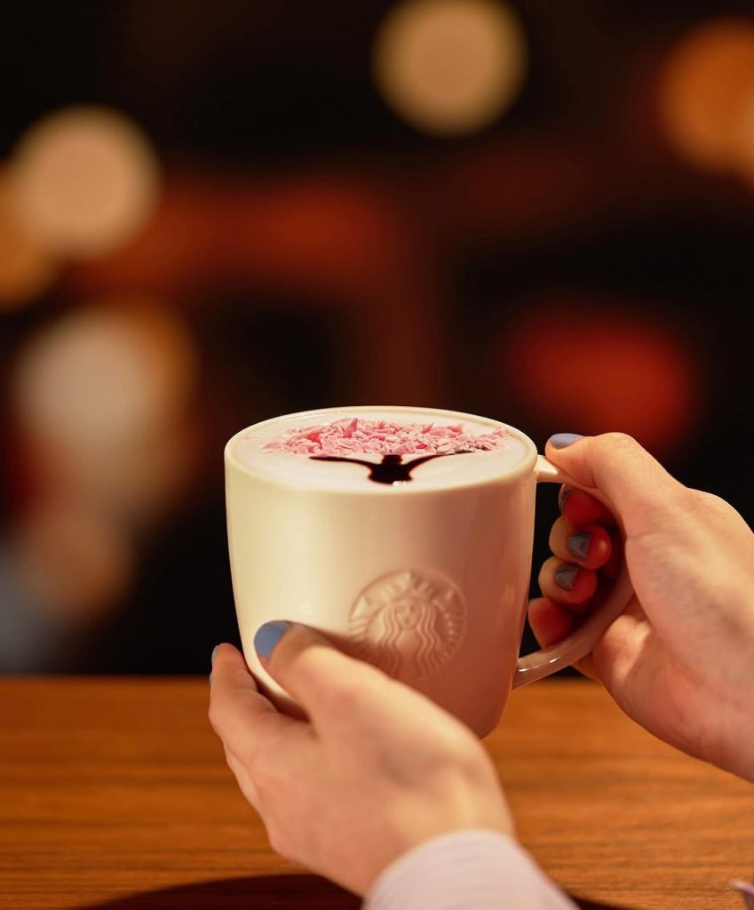 日本星巴克櫻花季登場:粉嫩拿鐵與白桃蘇打譜寫春之序曲 日本星巴克櫻花季登場:粉嫩拿鐵與白桃蘇打譜寫春之序曲