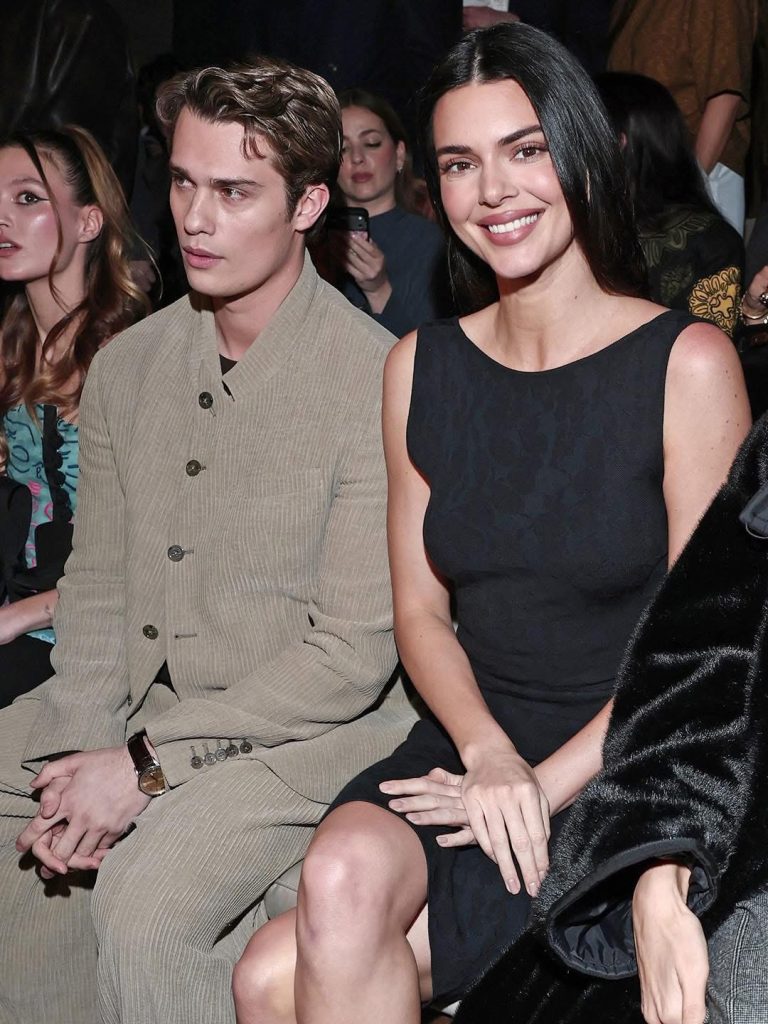 時尚的烈焰與重生:Kendall 與 Nicholas 領銜 Emporio Armani 秋冬盛宴 時尚的烈焰與重生:Kendall 與 Nicholas 領銜 Emporio Armani 秋冬盛宴