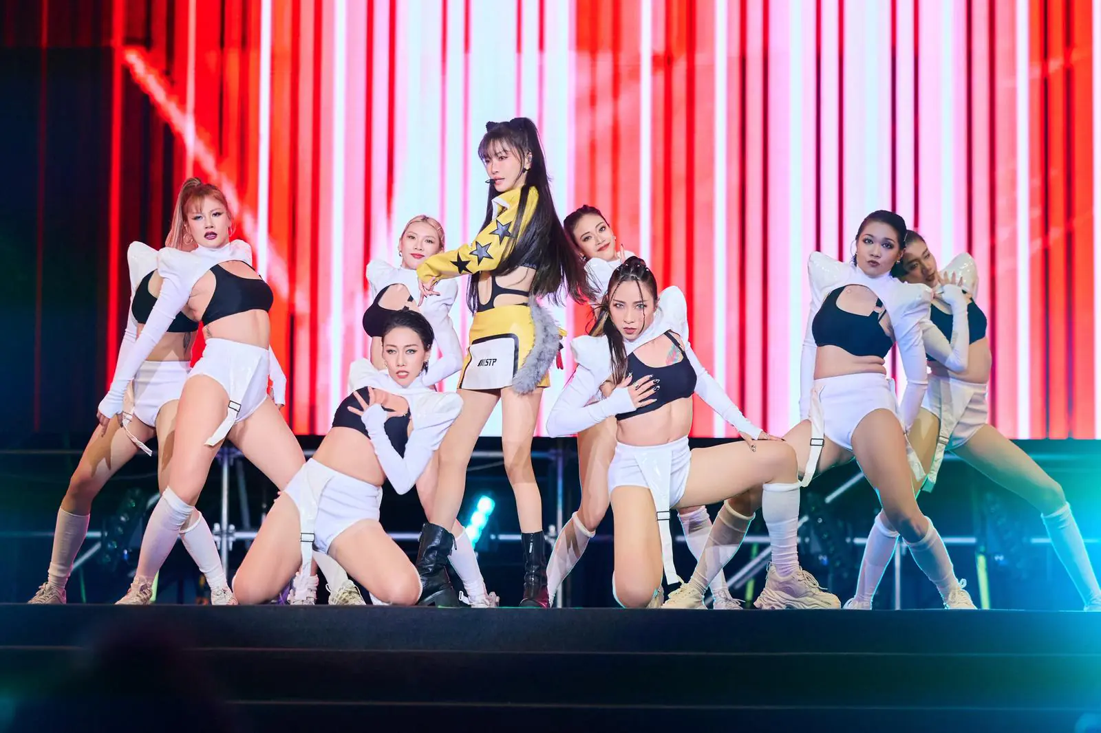 謝金燕相隔十年二度登鴻海尾牙壓軸 送上「馬年奔騰」限定大禮 謝金燕相隔十年二度登鴻海尾牙壓軸 送上「馬年奔騰」限定大禮