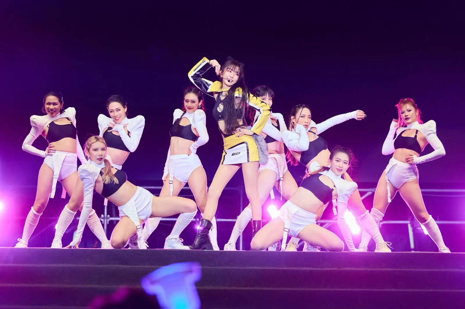 謝金燕相隔十年二度登鴻海尾牙壓軸 送上「馬年奔騰」限定大禮 謝金燕相隔十年二度登鴻海尾牙壓軸 送上「馬年奔騰」限定大禮