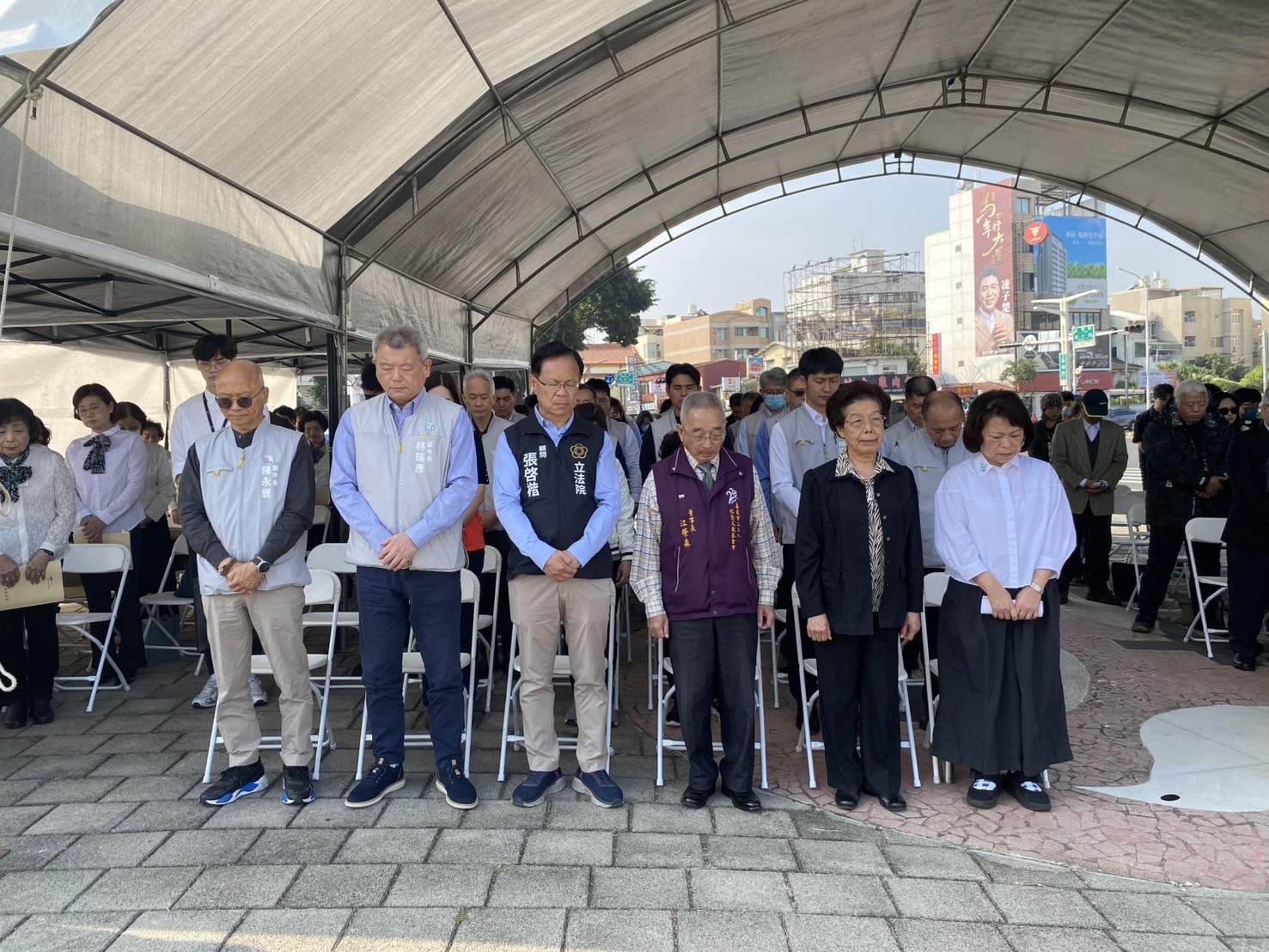 「二二八事件」79週年追思 張啟楷出席嘉義紀念碑前獻花悼念 「二二八事件」79週年追思儀式,張啟楷(左3)_出席並與嘉義市長黃敏惠(右1)、財團法人嘉義市228紀念文教基金會董事長江榮森(左4)、前監察院院長張博雅(右2)一同默哀。(圖/記者 包克明攝)