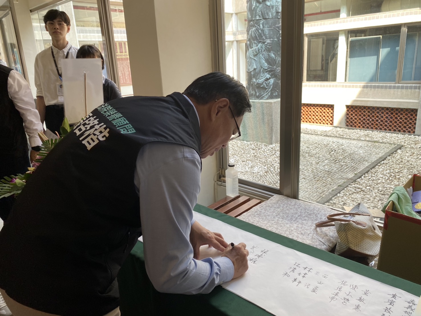 「二二八事件」79週年追思 張啟楷出席嘉義紀念碑前獻花悼念 張啟楷參觀2026「嘉義市二二八事件79週年」嘉義地區二二八檔案史料特展簽名。(圖/記者 包克明攝)