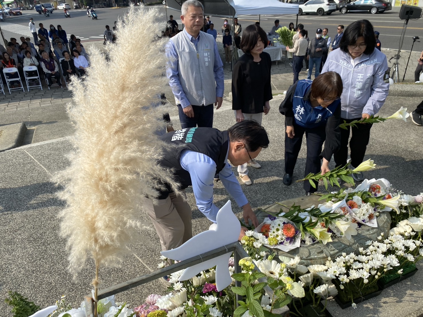 「二二八事件」79週年追思 張啟楷出席嘉義紀念碑前獻花悼念 張啟楷為「二二八事件」逝者獻花。(圖/記者 包克明攝)