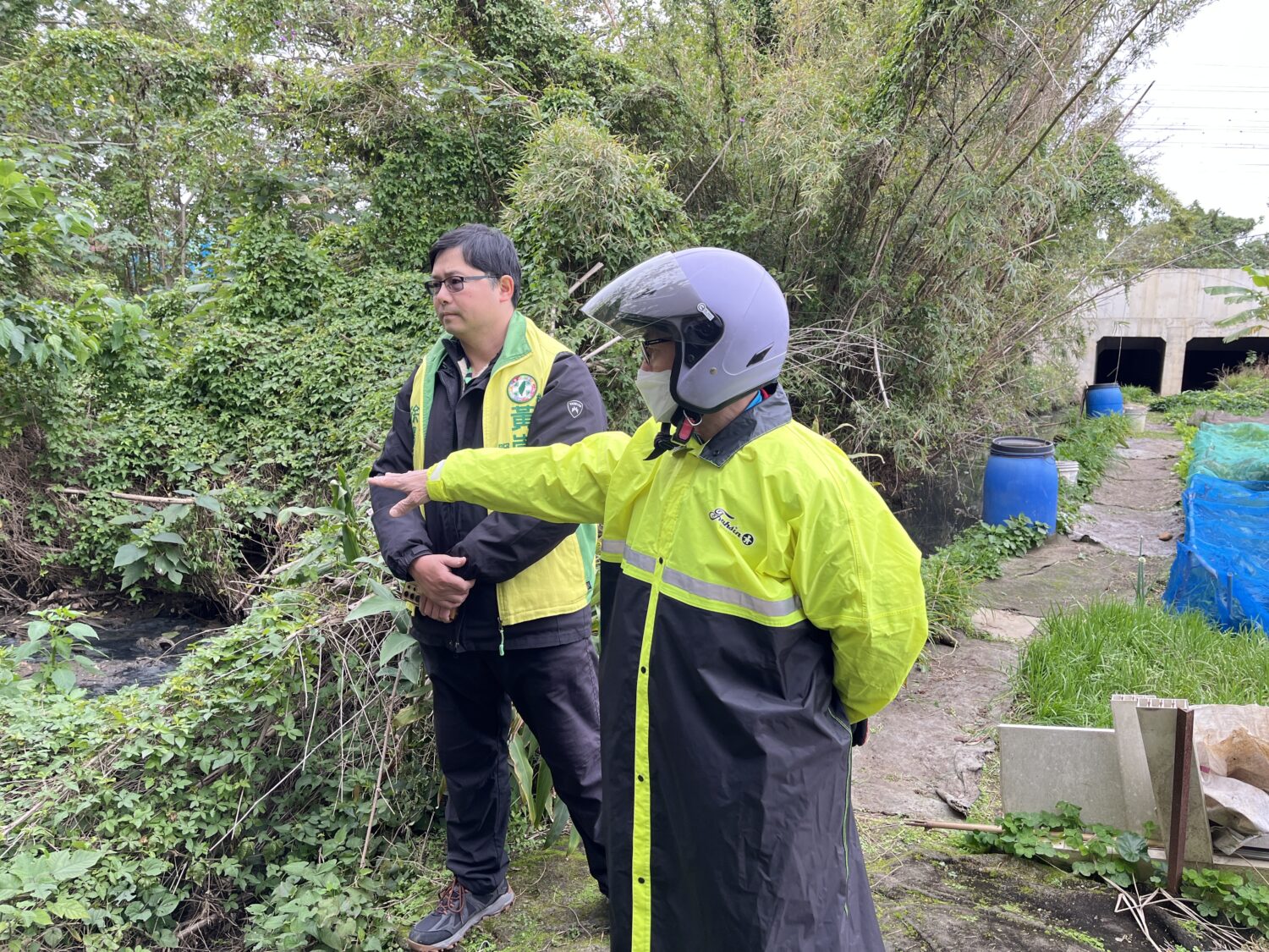 普忠里土地出入卡關 黃崇真服務處會同里長現勘 普忠里土地出入卡關 黃崇真服務處會同里長現勘