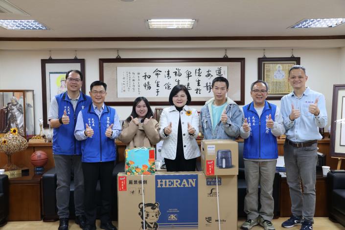 雲林縣單身聯誼喜傳佳音 兩對新人互許終身 縣長張麗善親自頒贈50吋大電視祝福 張縣長贈送新人50吋大電視、氣炸鍋成家好禮,祝福他們幸福相守、白頭偕老、早生貴子。